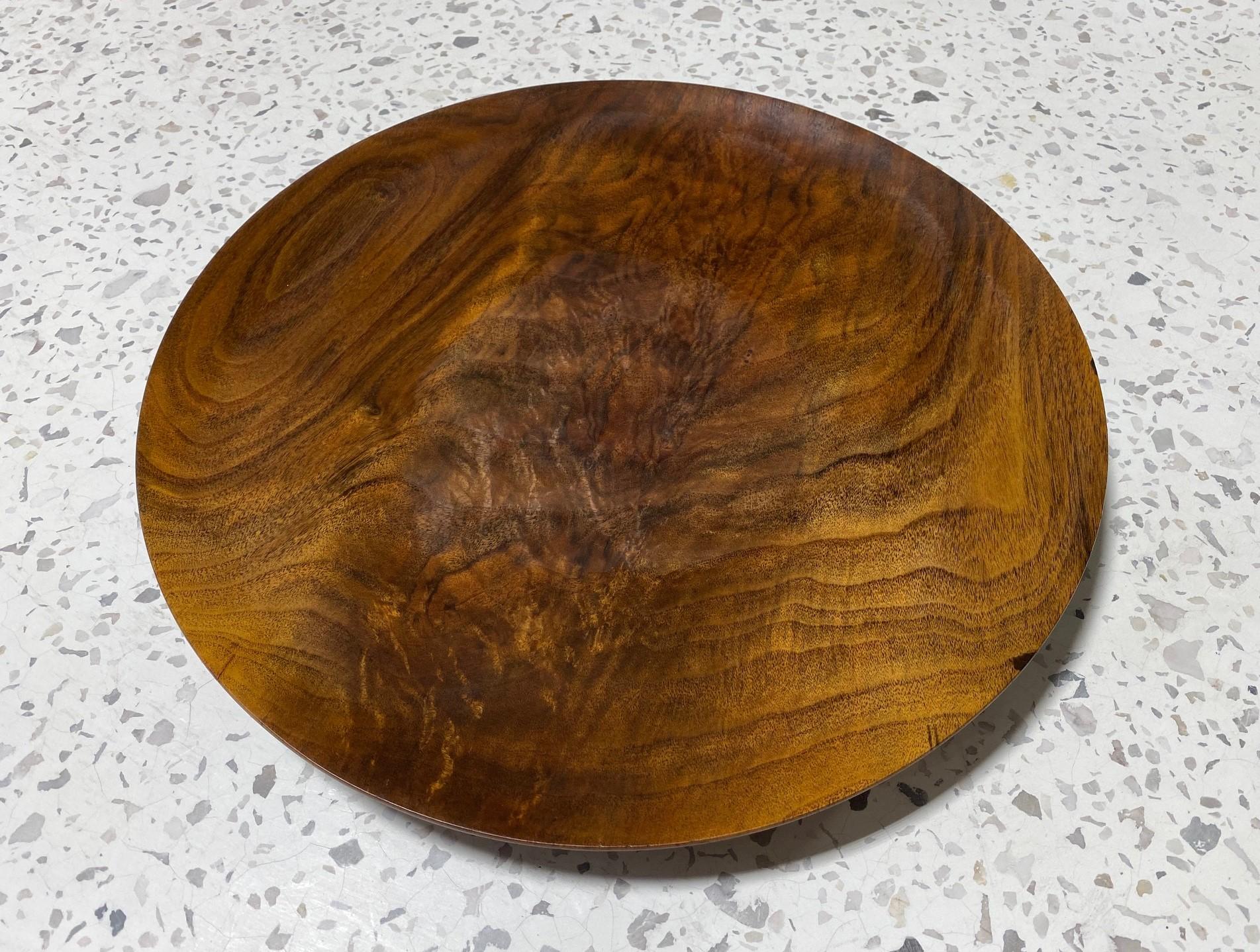 Bob Stocksdale Signed Mid-Century Modern Turned Walnut Wood Charger Platter In Good Condition For Sale In Studio City, CA