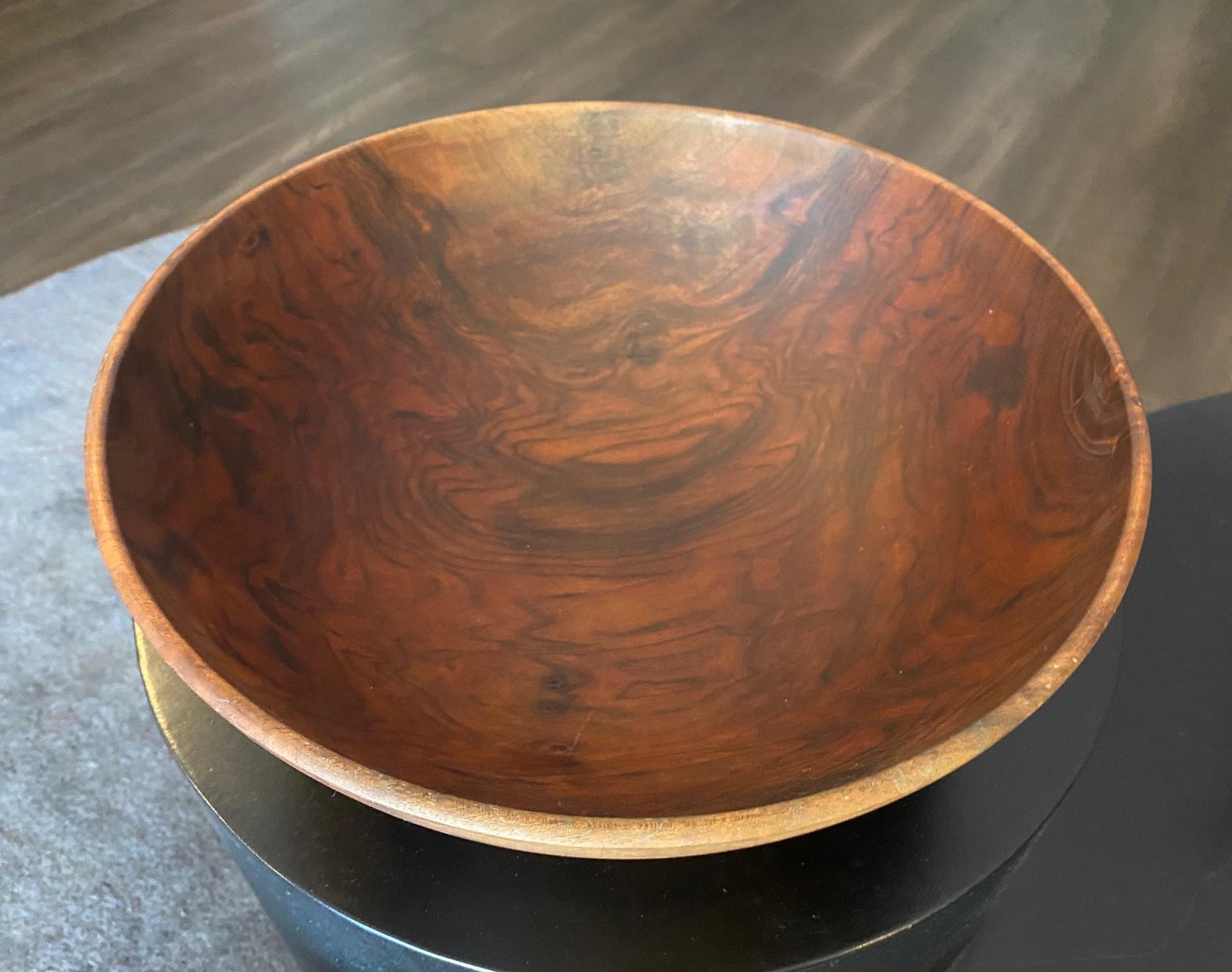 Ciotola d'arte di grandi dimensioni in legno di noce tornito firmata da Bob Stocksdale, risalente alla metà del secolo scorso in vendita 2
