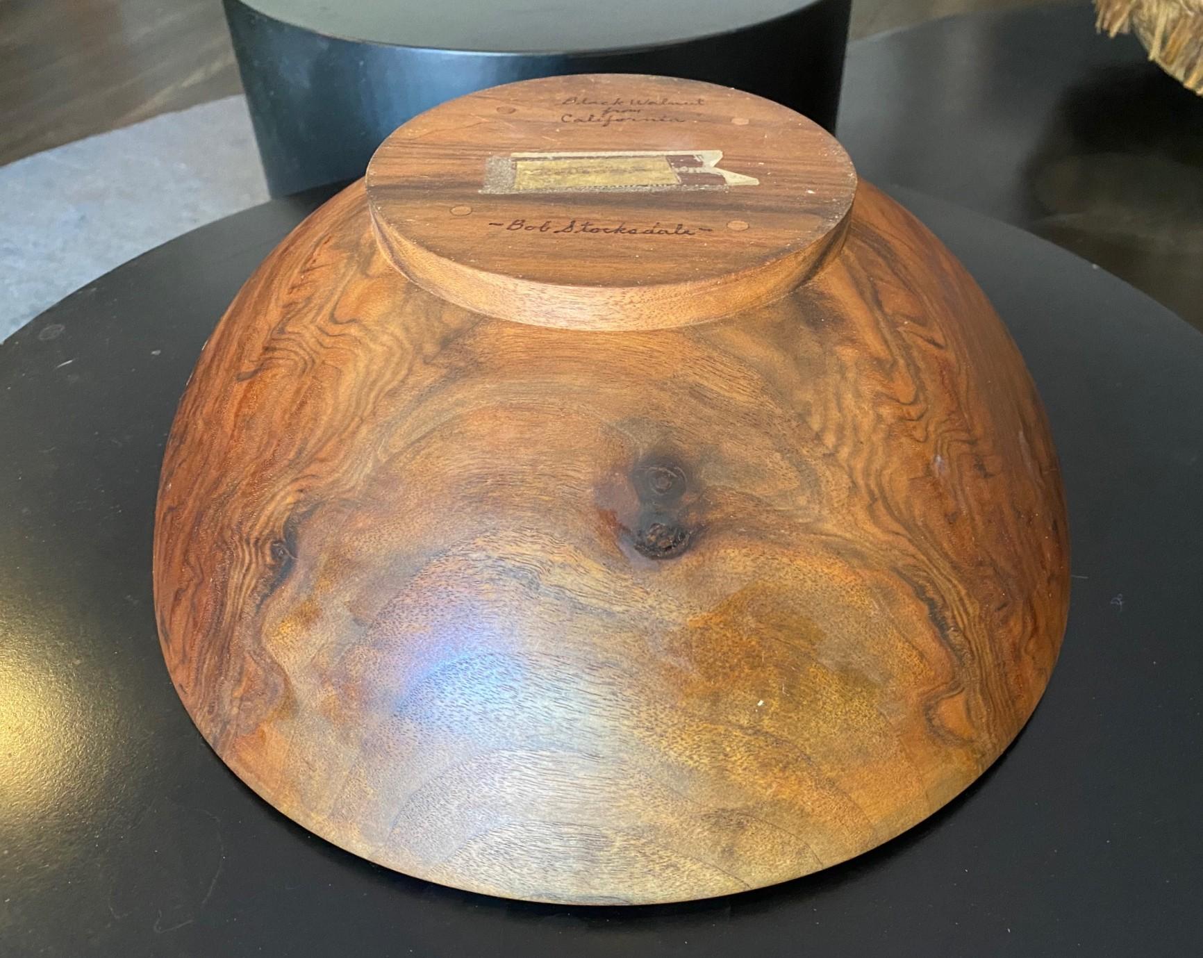 Ciotola d'arte di grandi dimensioni in legno di noce tornito firmata da Bob Stocksdale, risalente alla metà del secolo scorso in vendita 4
