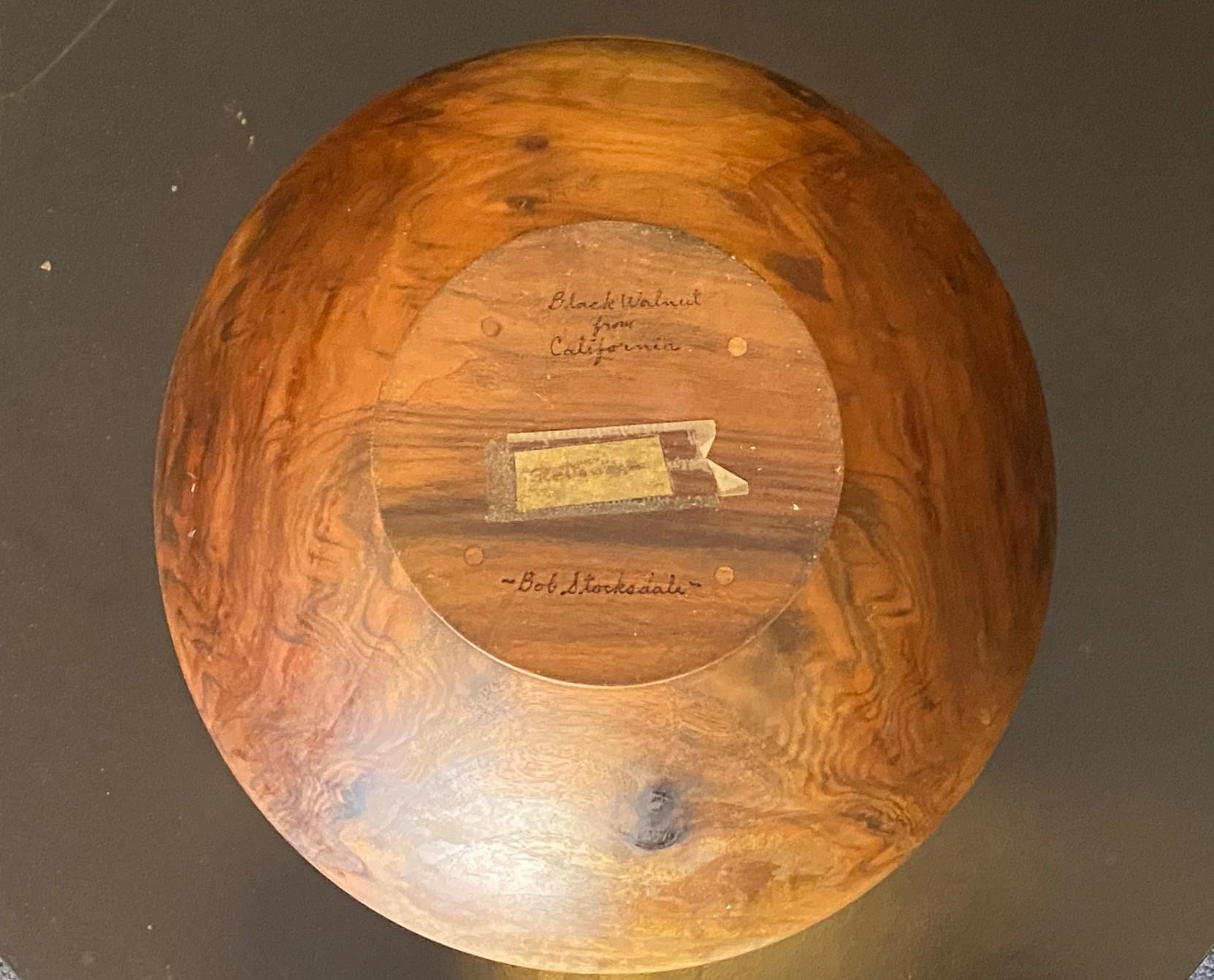 Ciotola d'arte di grandi dimensioni in legno di noce tornito firmata da Bob Stocksdale, risalente alla metà del secolo scorso in vendita 6