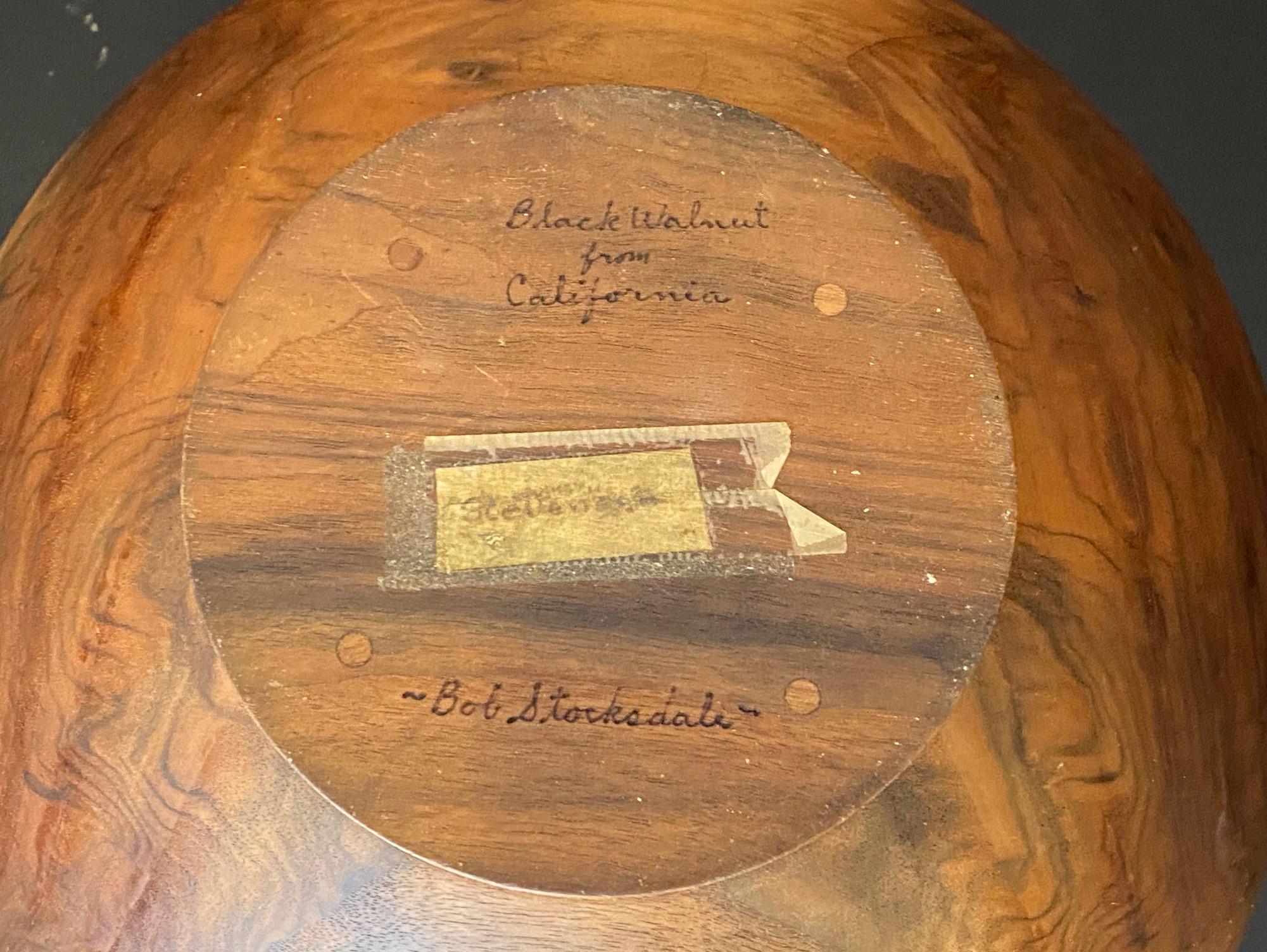 Ciotola d'arte di grandi dimensioni in legno di noce tornito firmata da Bob Stocksdale, risalente alla metà del secolo scorso in vendita 7
