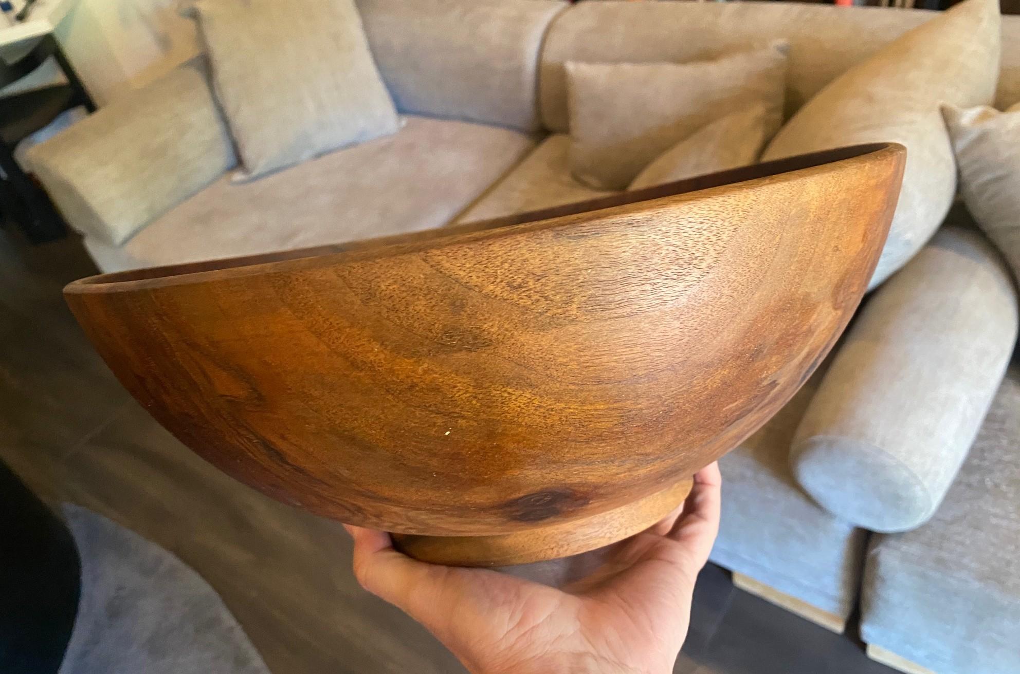 Ciotola d'arte di grandi dimensioni in legno di noce tornito firmata da Bob Stocksdale, risalente alla metà del secolo scorso in vendita 10