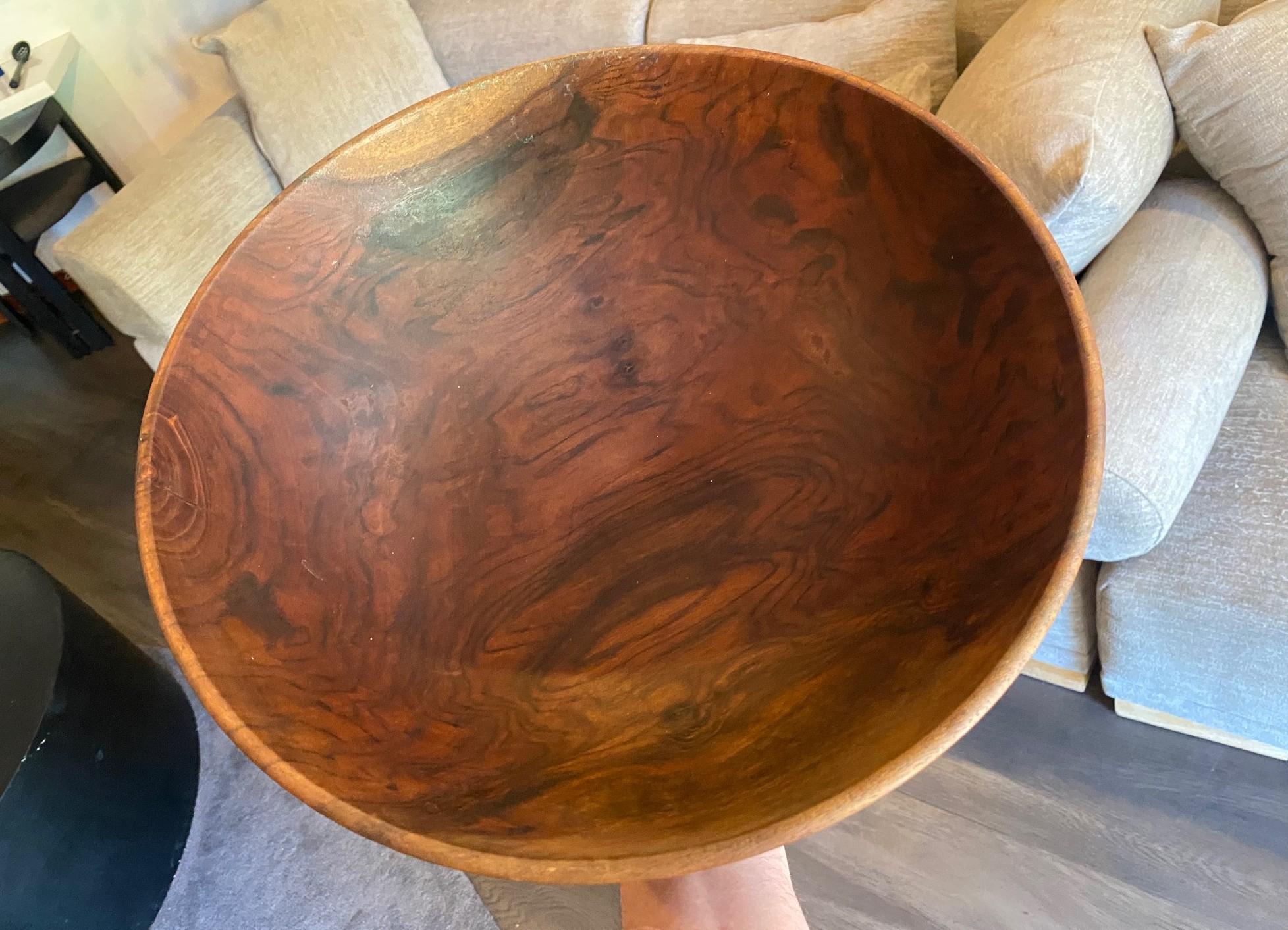 Ciotola d'arte di grandi dimensioni in legno di noce tornito firmata da Bob Stocksdale, risalente alla metà del secolo scorso in vendita 11
