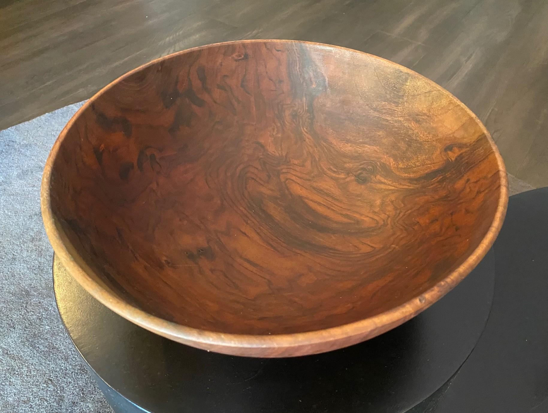 Una ciotola d'arte in legno squisitamente lavorata, ricca e di grandi dimensioni, realizzata dal maestro tornitore americano/artista californiano (nato nell'Indiana) Bob Stocksdale (1913-2003). 

Firmato e contrassegnato (