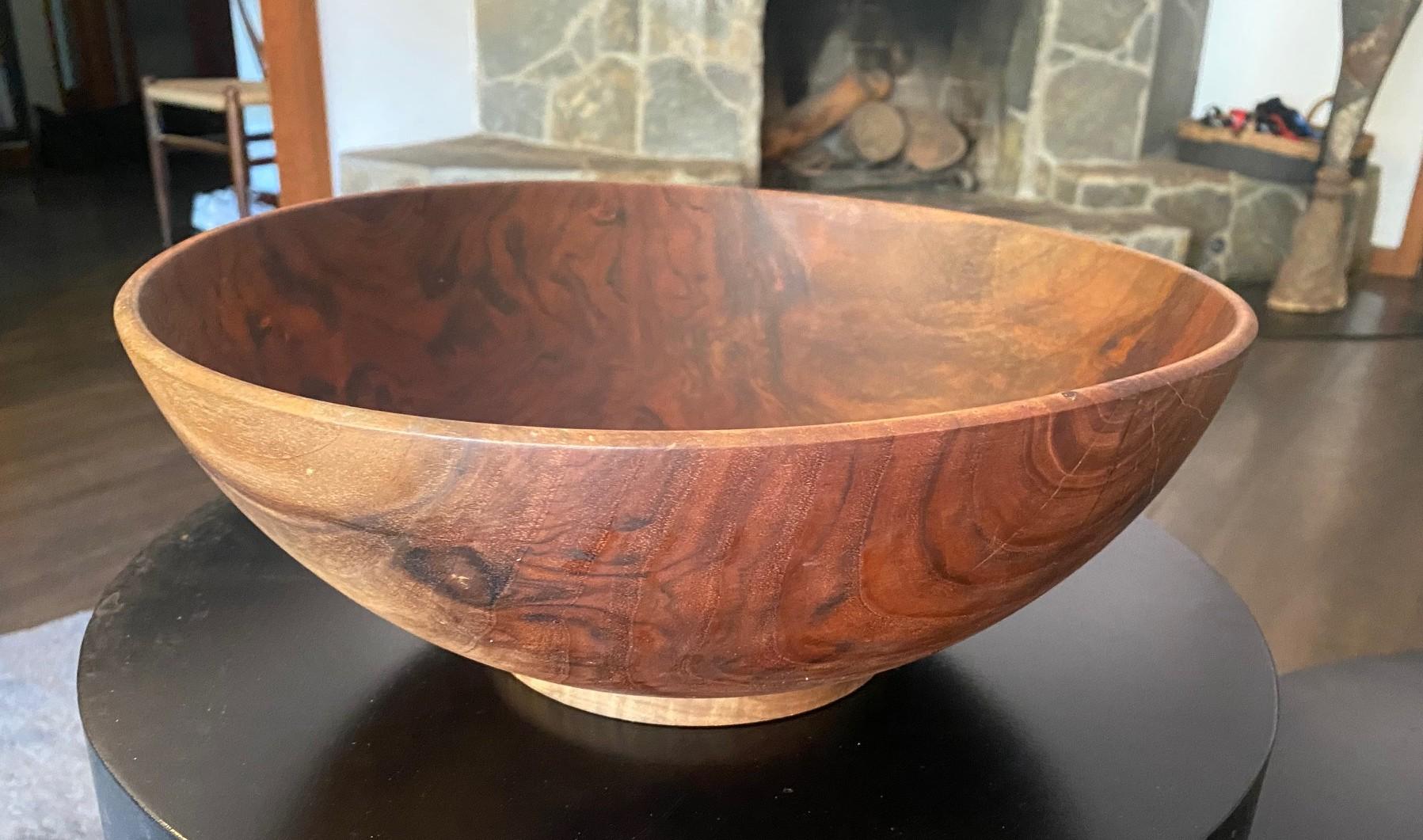 Mid-Century moderno Ciotola d'arte di grandi dimensioni in legno di noce tornito firmata da Bob Stocksdale, risalente alla metà del secolo scorso in vendita
