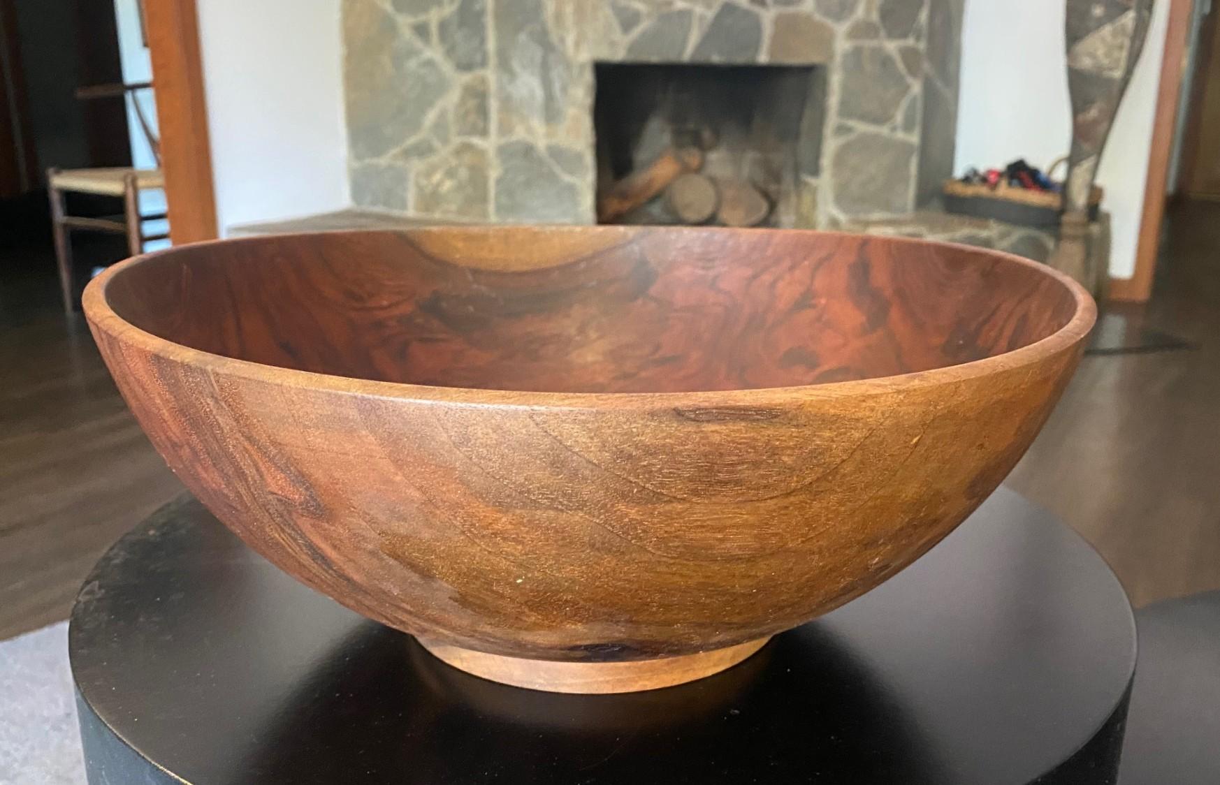Fatto a mano Ciotola d'arte di grandi dimensioni in legno di noce tornito firmata da Bob Stocksdale, risalente alla metà del secolo scorso in vendita