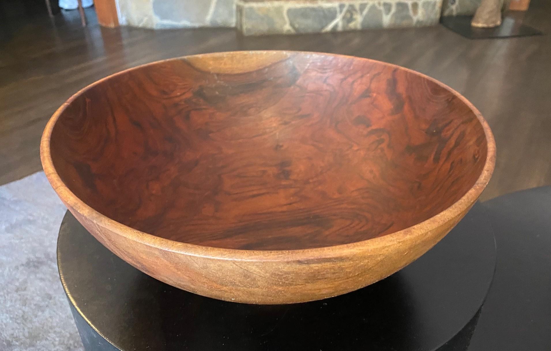 Ciotola d'arte di grandi dimensioni in legno di noce tornito firmata da Bob Stocksdale, risalente alla metà del secolo scorso In condizioni buone in vendita a Studio City, CA