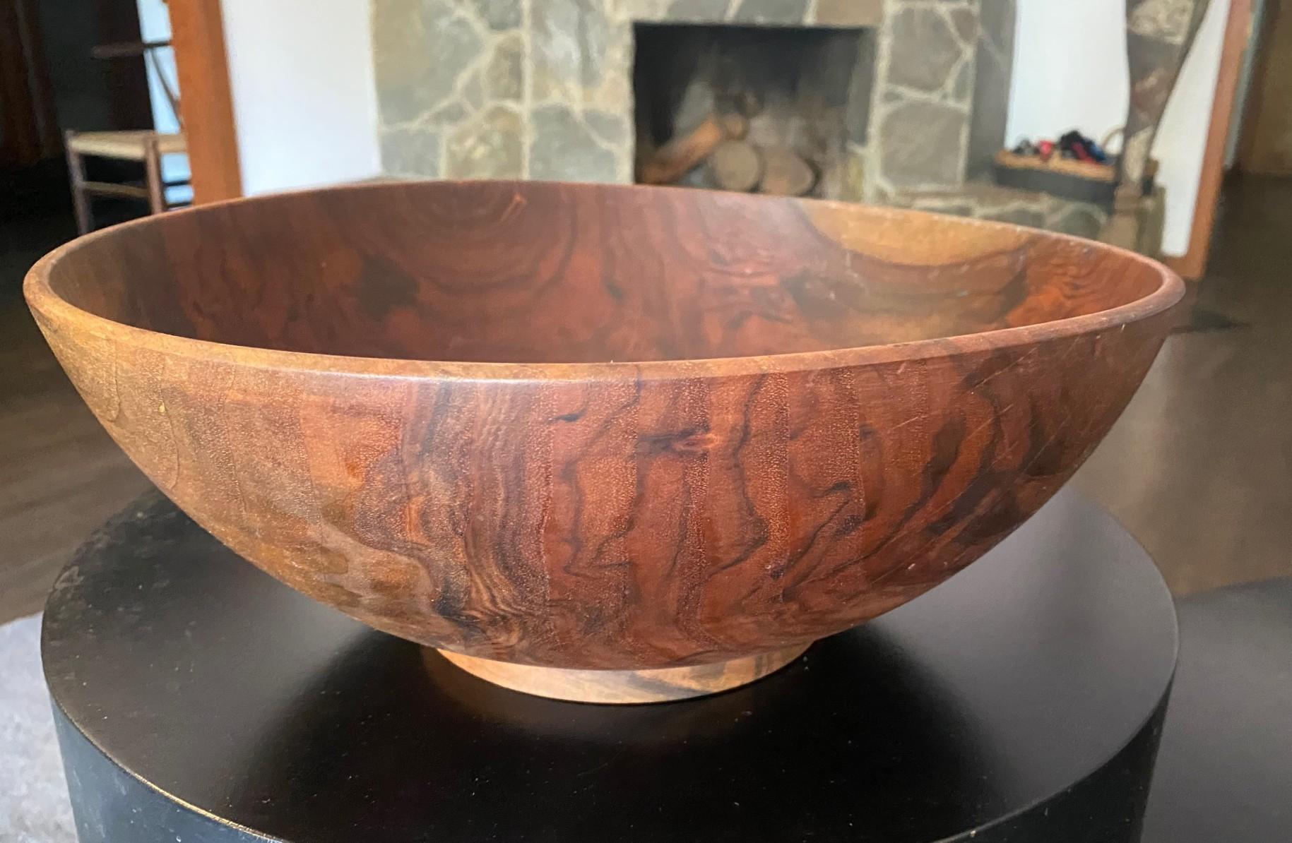 XX secolo Ciotola d'arte di grandi dimensioni in legno di noce tornito firmata da Bob Stocksdale, risalente alla metà del secolo scorso in vendita