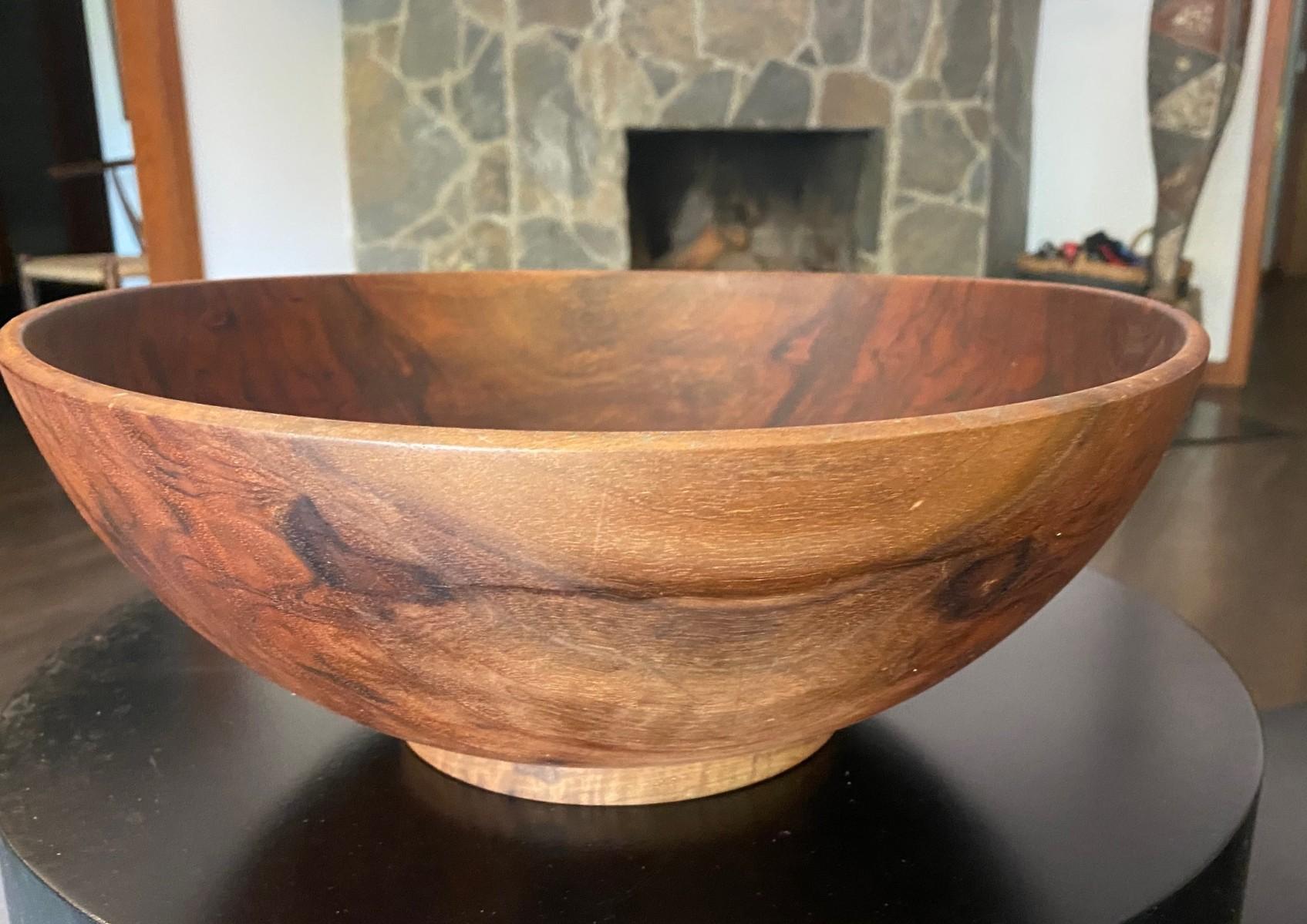 Legno Ciotola d'arte di grandi dimensioni in legno di noce tornito firmata da Bob Stocksdale, risalente alla metà del secolo scorso in vendita