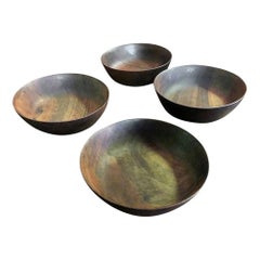 Ensemble signé Bob Stocksdale de quatre bols en bois tourné de style Mid-Century Modern, signés