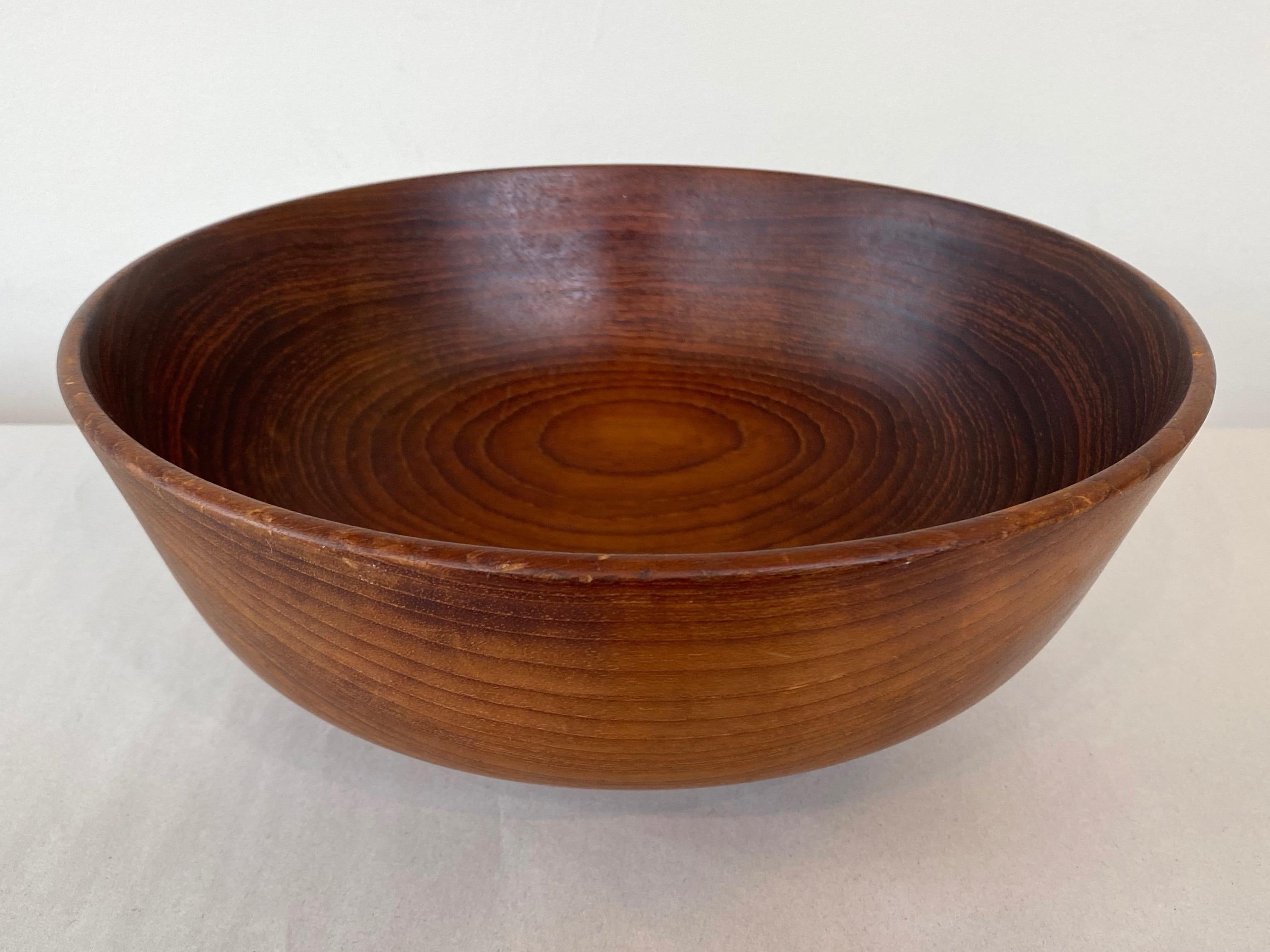 An especially well crafted early 1970s teak lathe-turned wood bowl with exceptional grain pattern by important and influential American master woodturner Bob Stocksdale (b. 1913–2003).

Distinguished by a visually striking and technically demanding