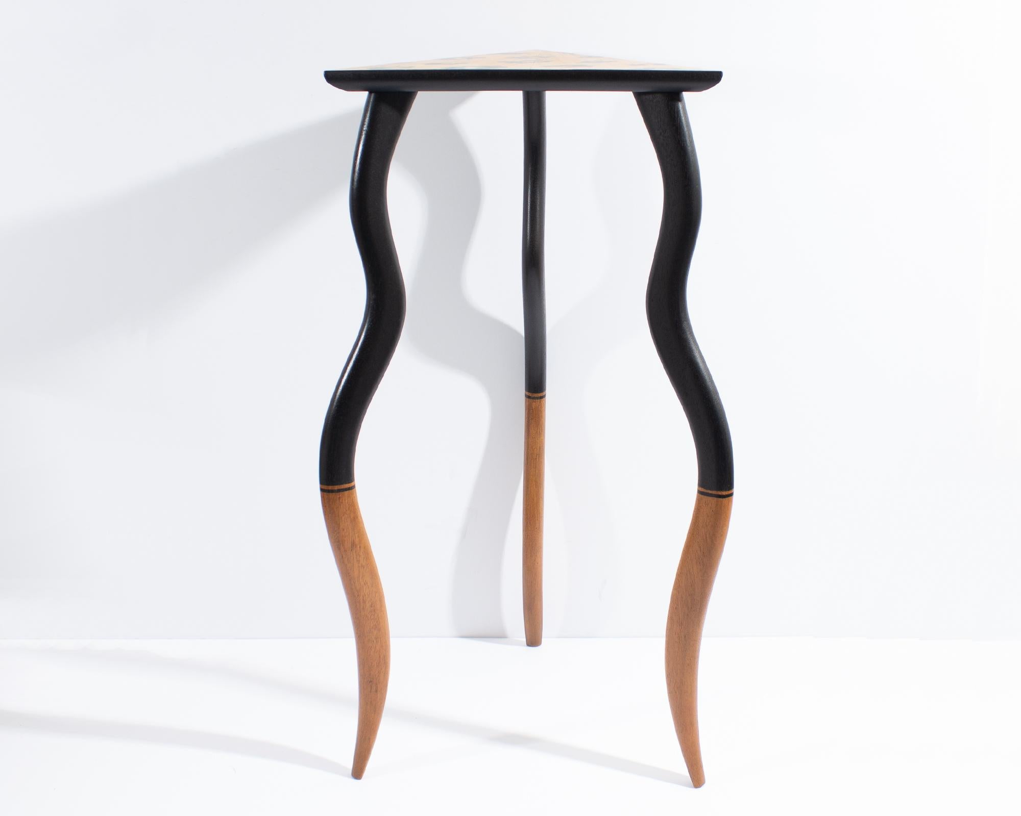Postmoderne Table d'appoint postmoderne en bois « Dancing Table » de Bob Trotman