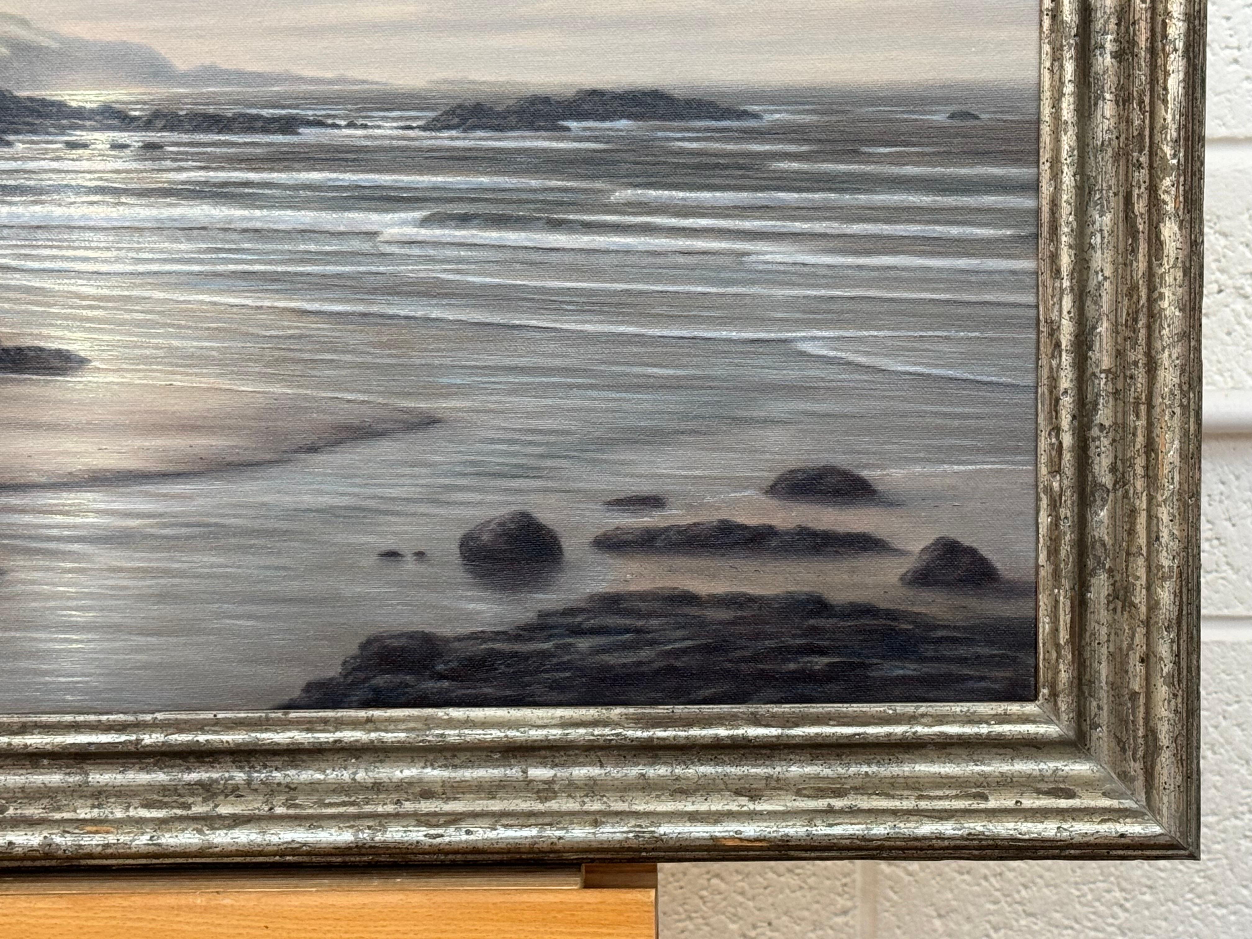 Paesaggio marino della costa del Devon all'alba sulla costa meridionale dell'Inghilterra, opera dell'artista britannico del XX secolo Bob Tucker. 

L'arte misura 30 x 16 pollici 
La cornice misura 34 x 20 pollici  

Firmato, originale, olio su tela.