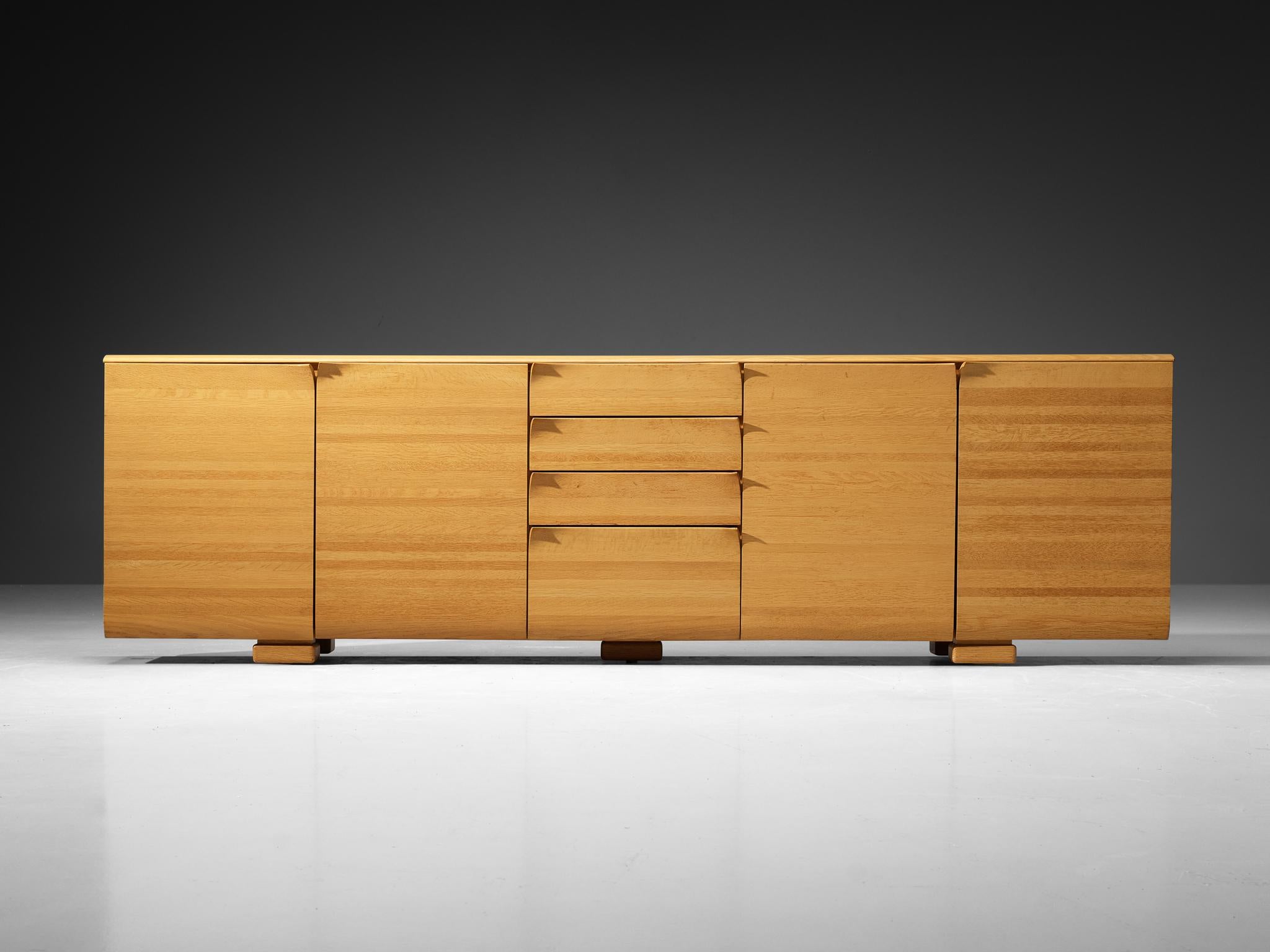 Bob van den Berghe for Van Den Berghe Pauvers 'Iris' sideboard, oak, Belgium, 1980s

The 'Iris' sideboard, designed by Bob van den Berghe for Van Den Berghe Pauvers in the 1980s, is a masterpiece of Belgian Postmodern design. Crafted from solid oak,