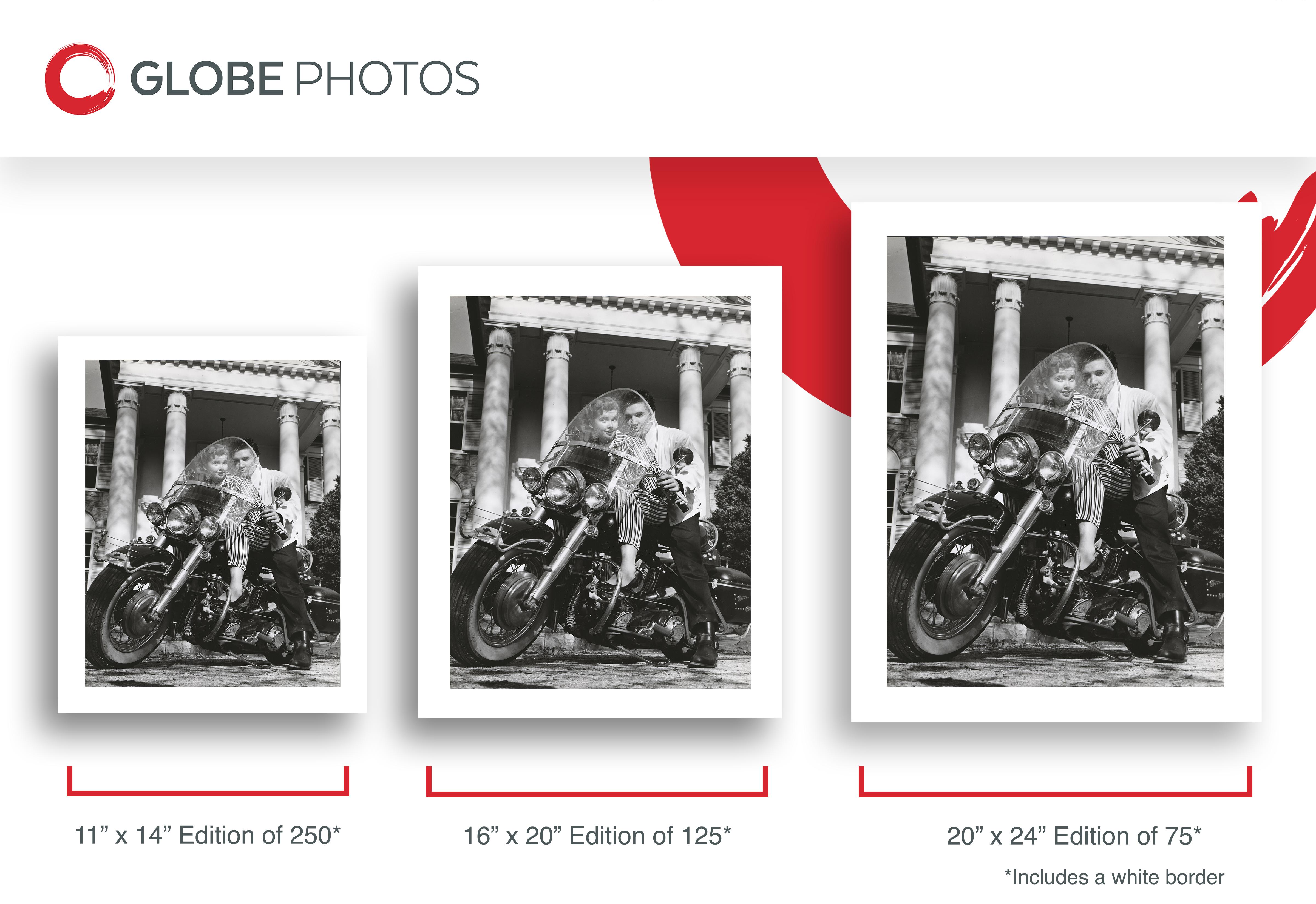 Elvis Presley y su novia en moto - Photograph Contemporáneo de Bob Williams