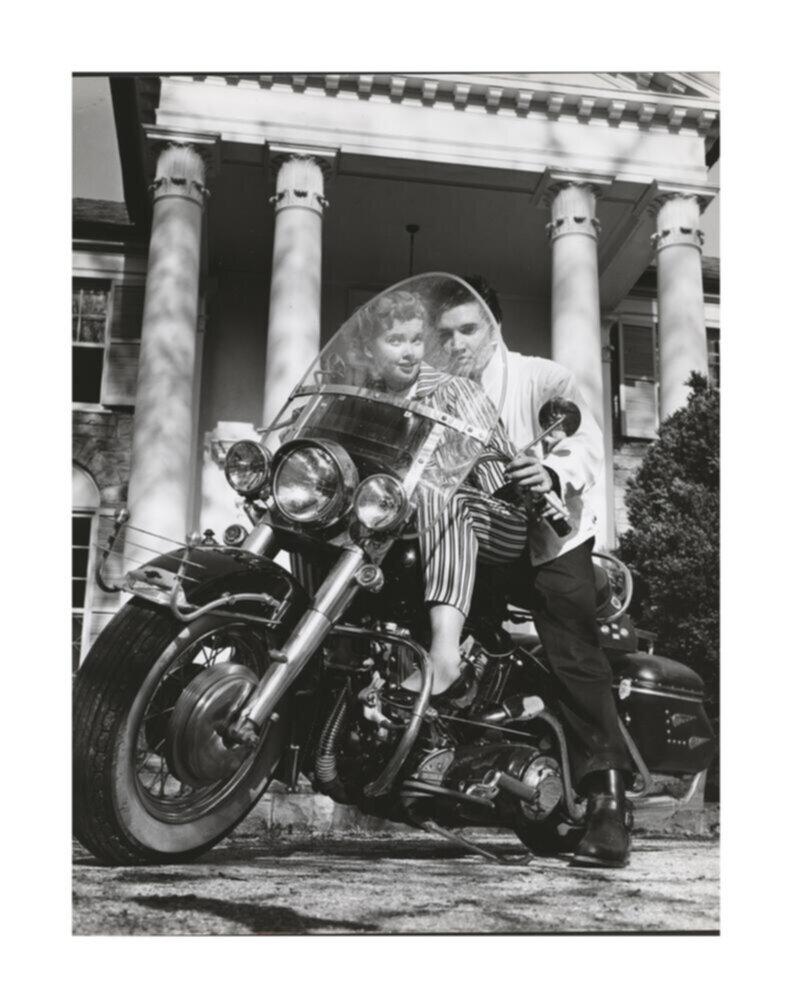 Black and White Photograph de Bob Williams - Elvis Presley y su novia en moto