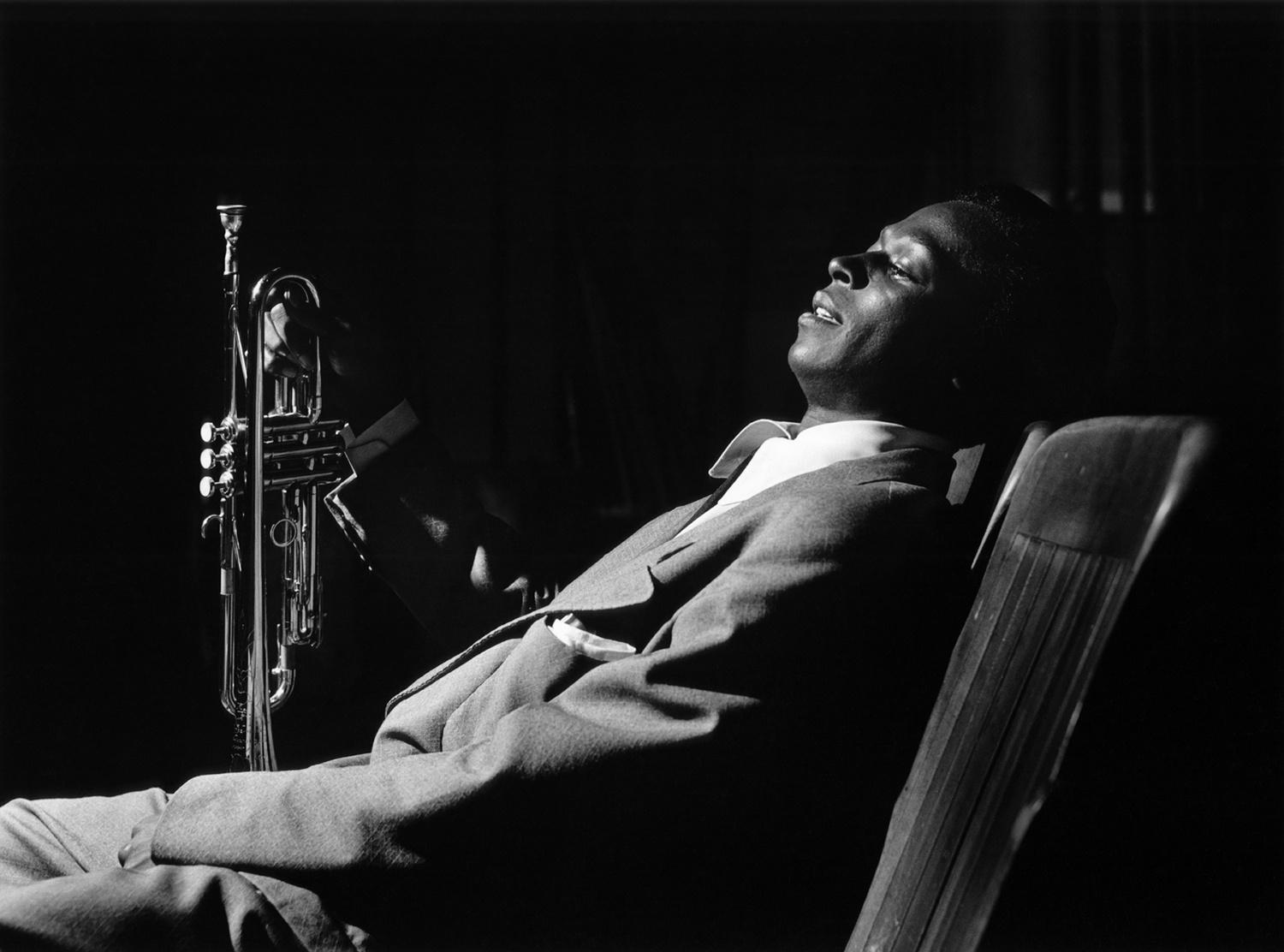 Miles Davis, 1950 - Bob Willoughby (Fotografía de retrato)
Envíos a todo el mundo
Firmada por Christopher Willoughby, albacea de la finca, inscrita con el título y la información de copyright del fotógrafo, numerada y sellada con el sello de tinta