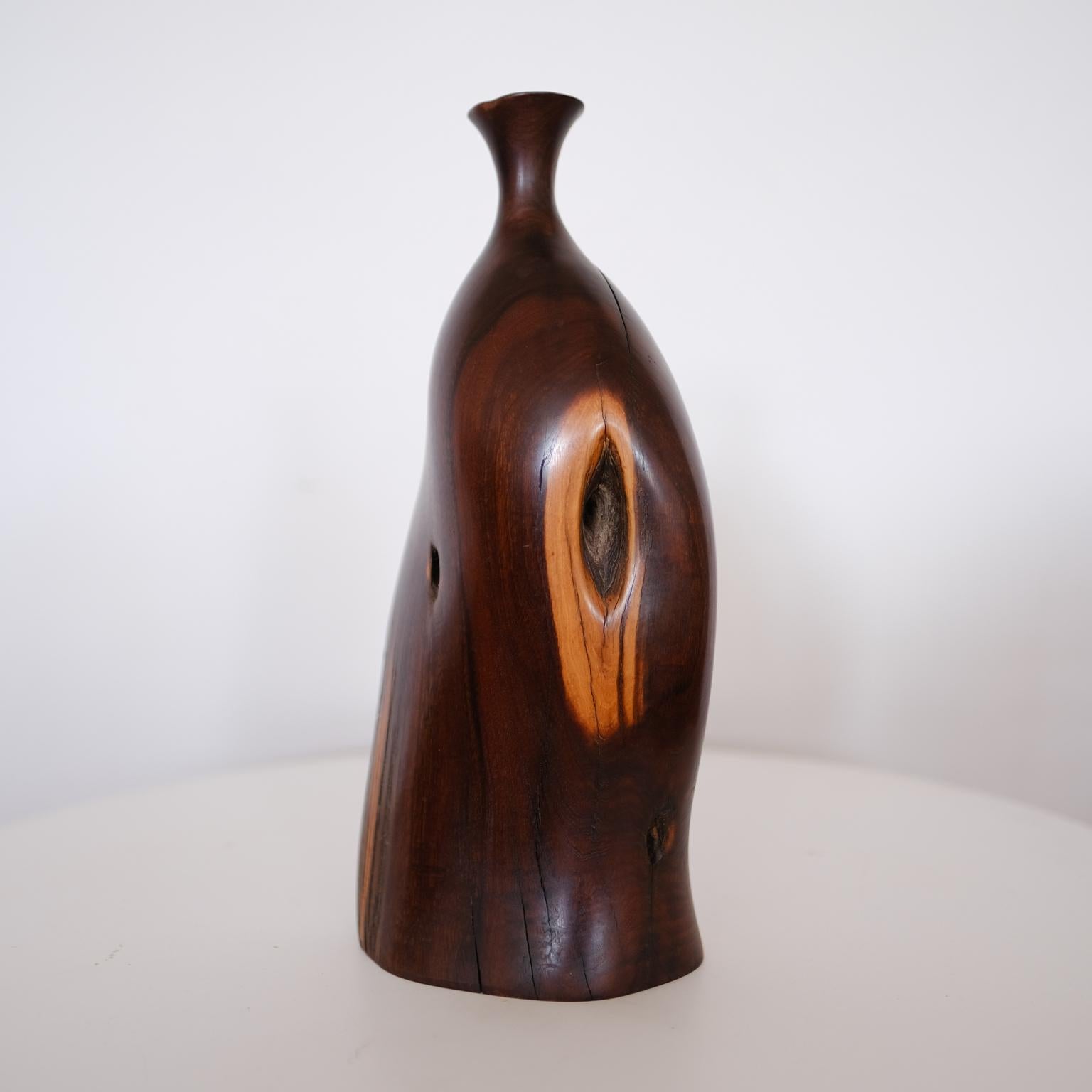 Bob Womack (b. 1947) sculptural wood vase. Crafted out of Tornillo wood. Signed and dated. USA, 1985

Awards and exhibitions:
Permanent Collection, Long Beach Museum of Art, Long Beach, California 2009
Permanent Collection, Figgie Art Museum,