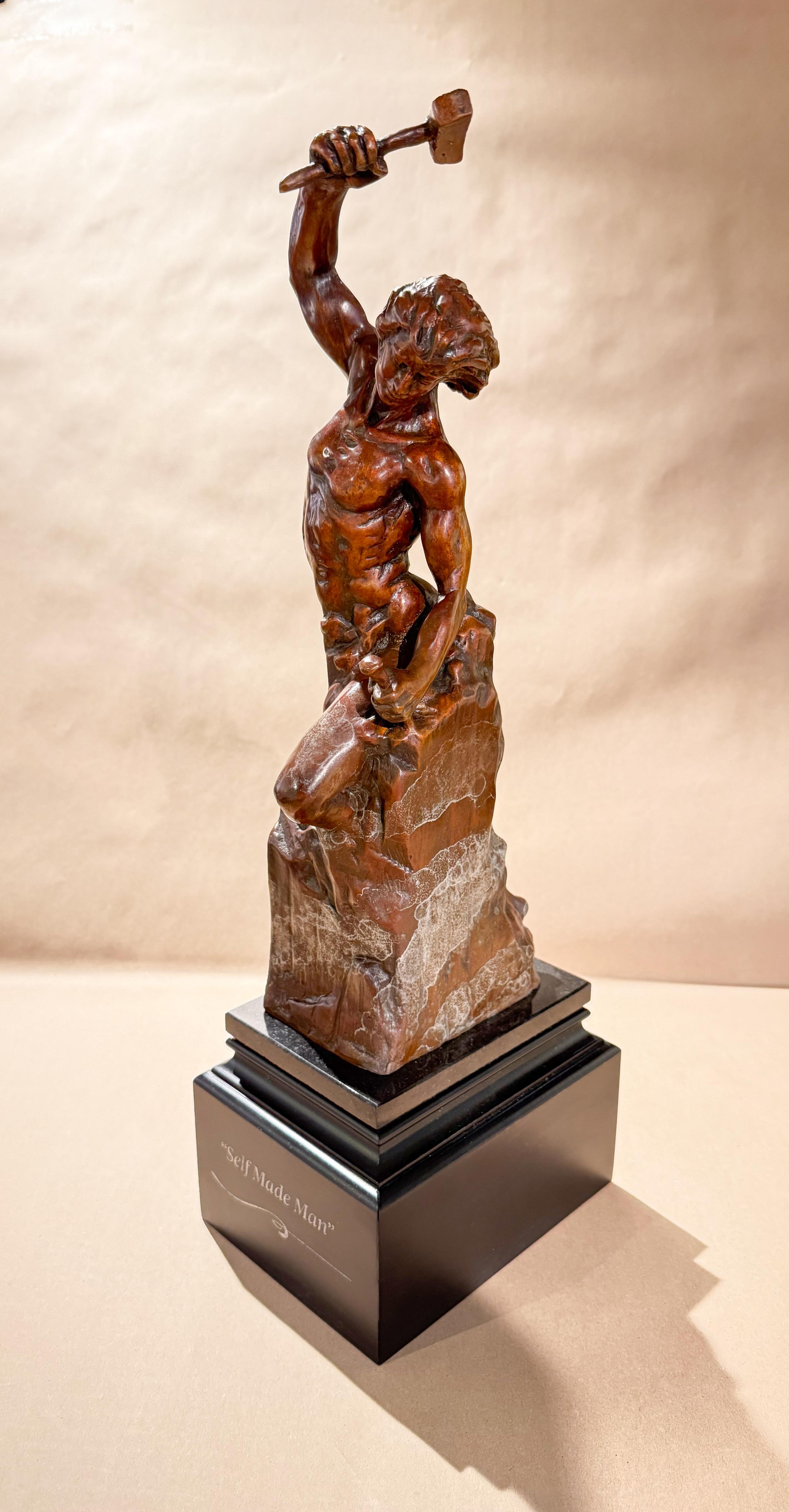 Hombre hecho a sí mismo 14 - Sculpture Realista de Bobbie Carlyle