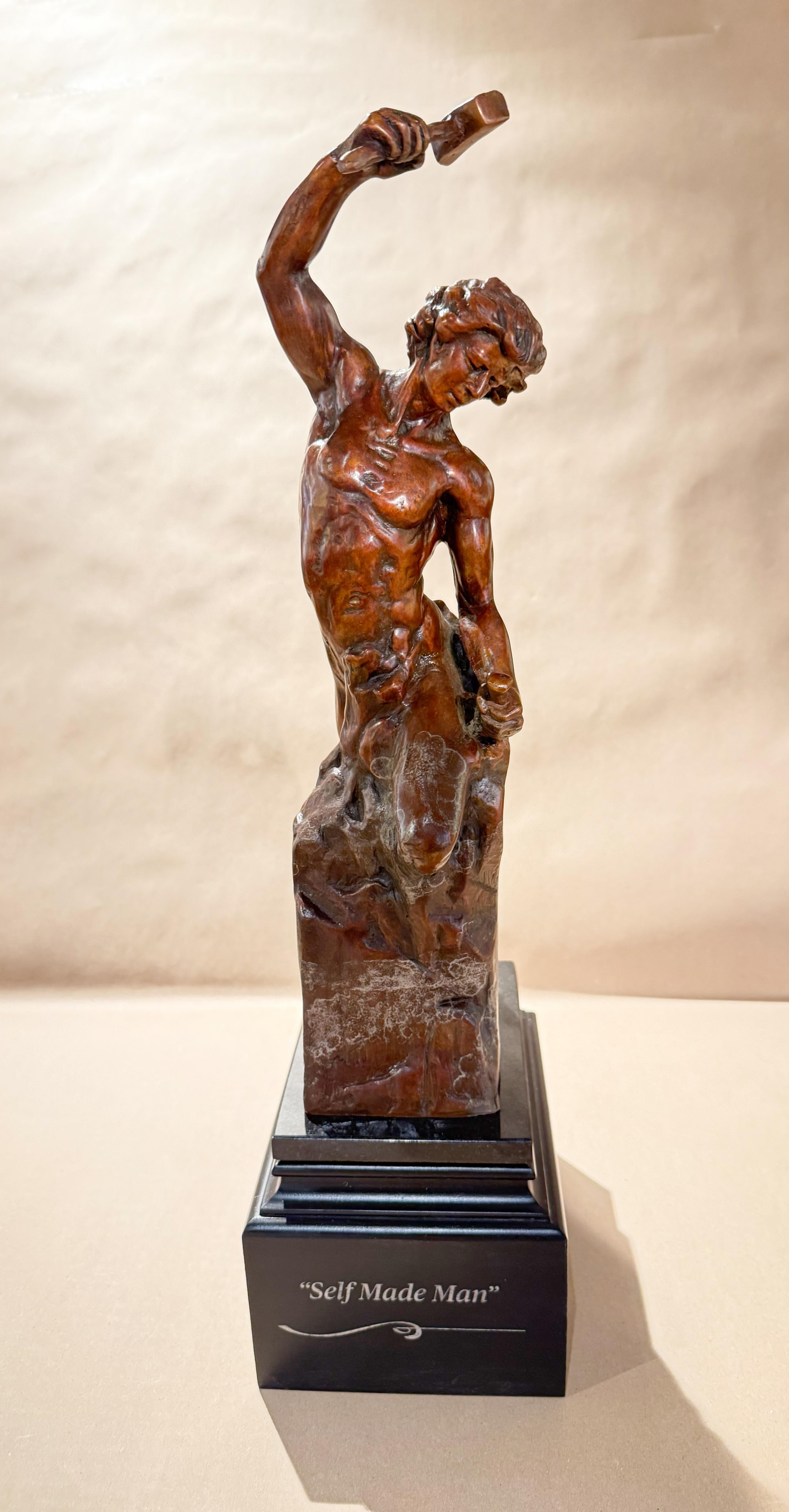 Hombre hecho a sí mismo 14 - Sculpture de Bobbie Carlyle
