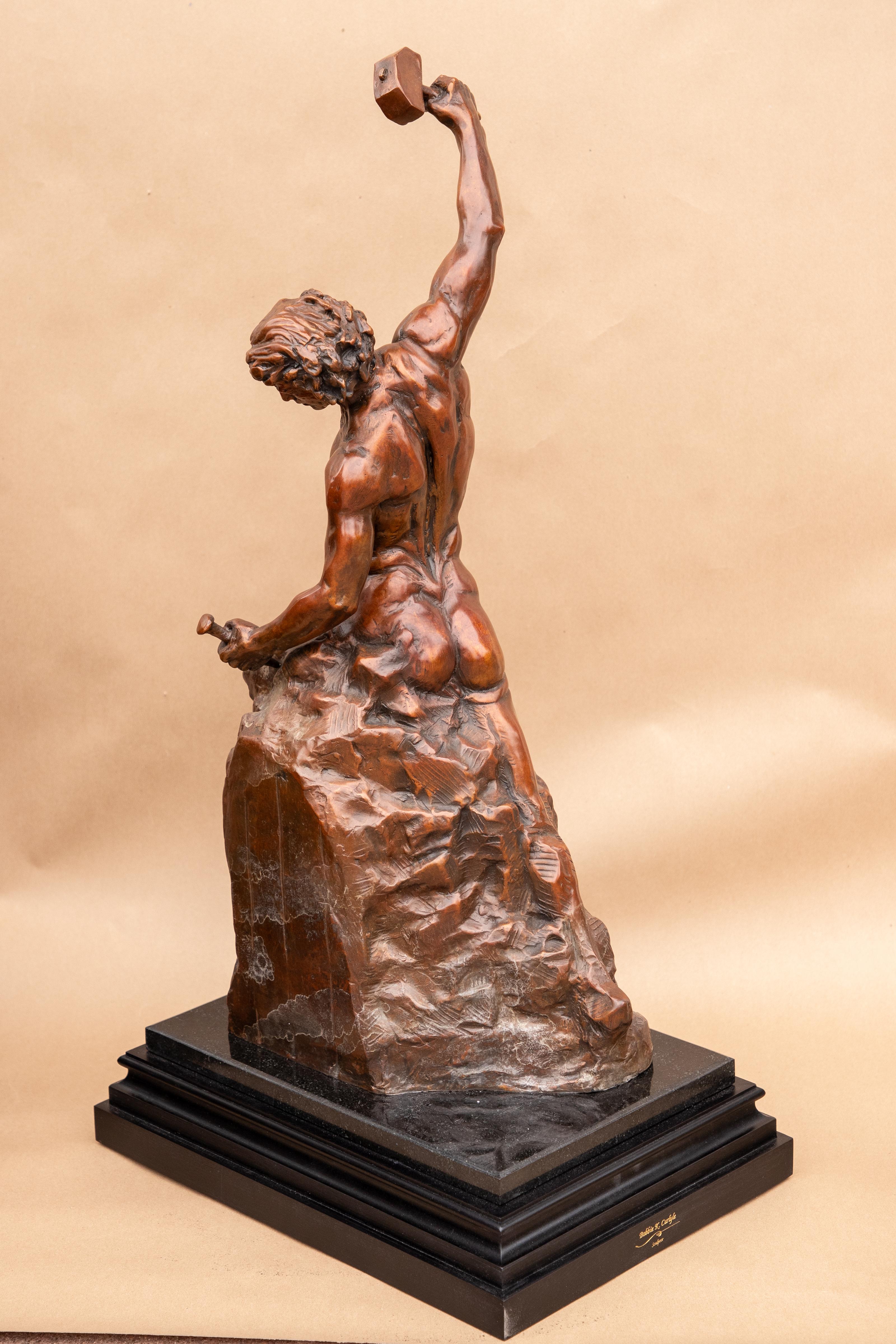 Firma del Artista grabada en la base de bronce de la pieza con un número de edición.
201/350