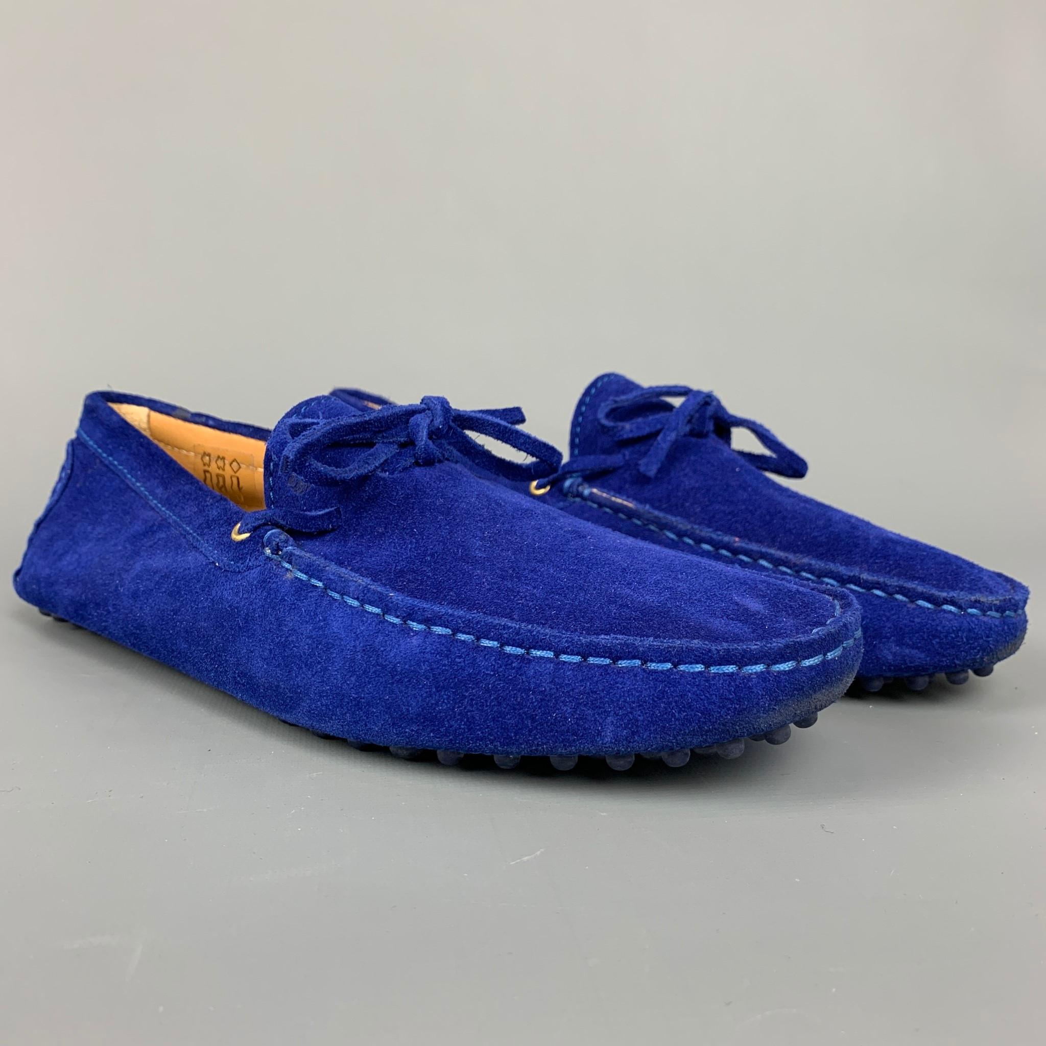 Die BOBBIES Loafer aus königsblauem Wildleder haben einen Driver-Stil:: Steppnähte und einen Riemen zum Schnüren. Hergestellt in Portugal. 

Sehr guter gebrauchter Zustand. 
Markiert: 40

Laufsohle: 3.5 in. x 10.5 in.