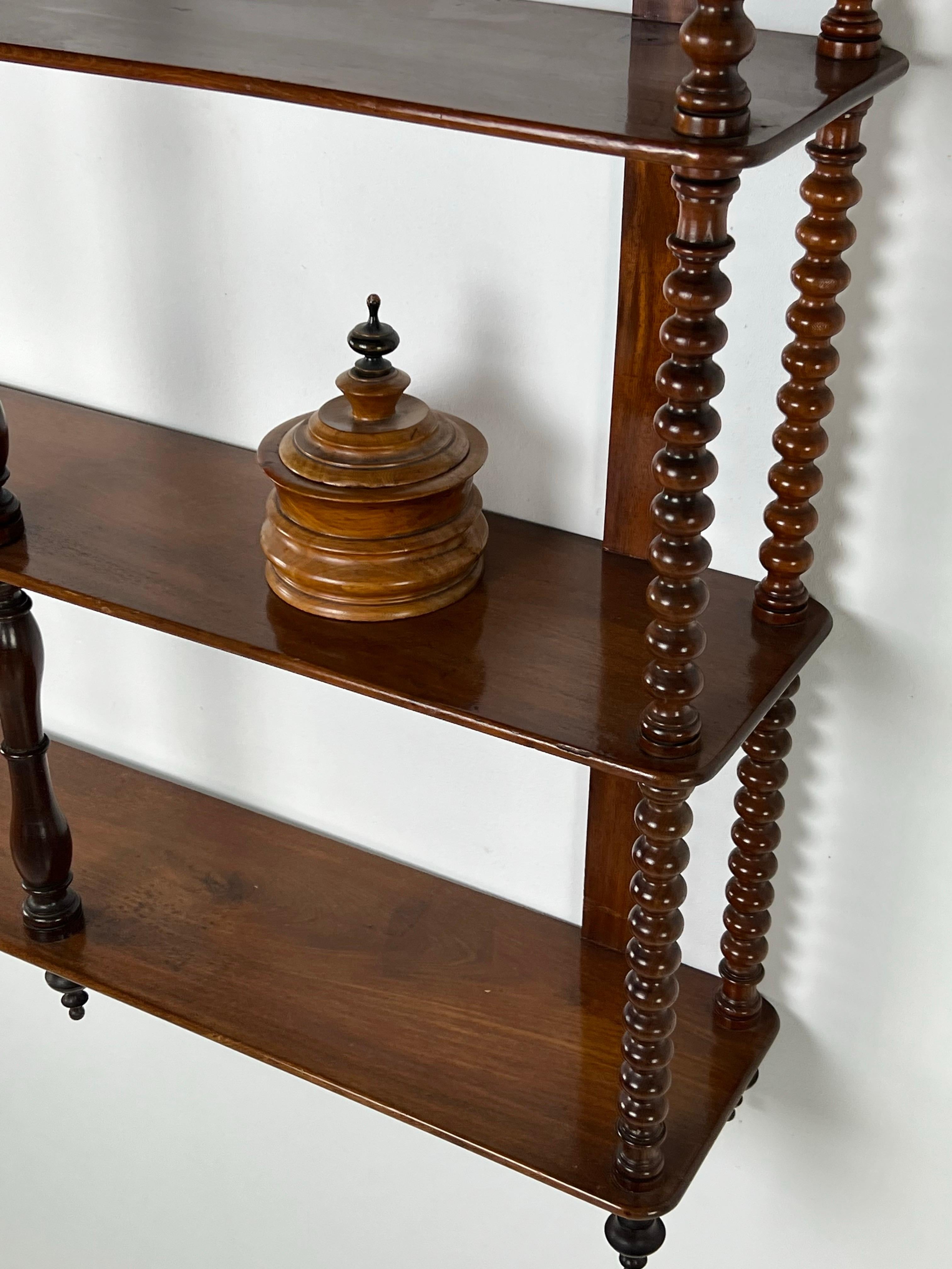 Librería / estantería de pared de caoba Bobbin. Originaria de Francia, hacia 1900. En buen estado.

Dimensiones: 104w x 116h x 22,5d