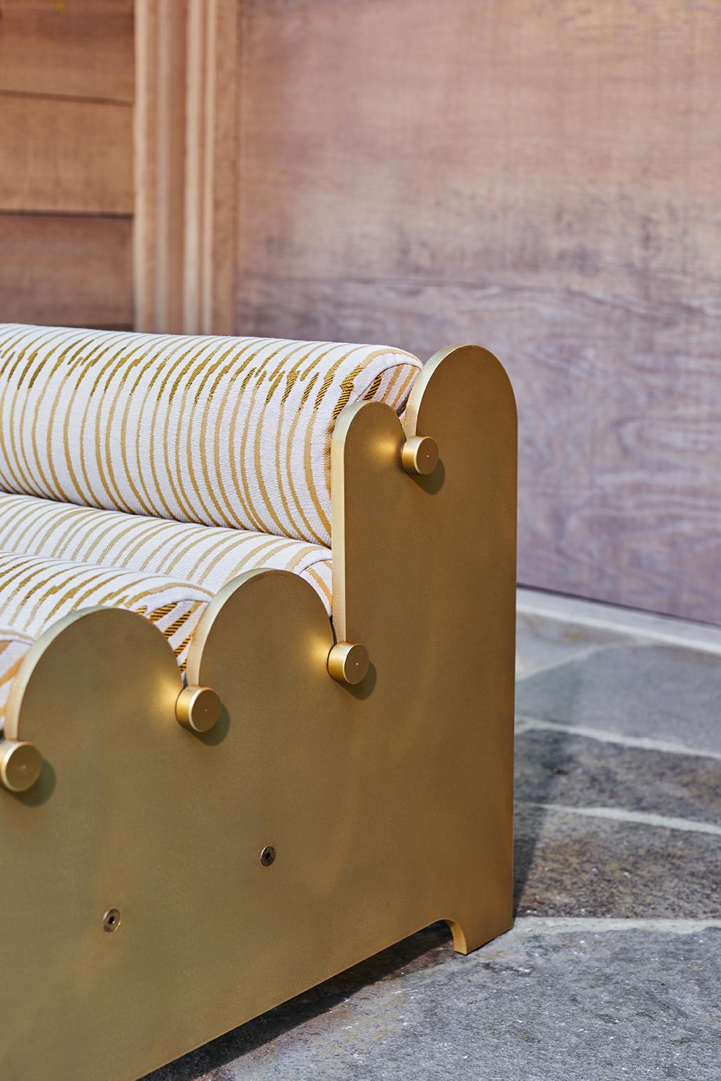 Anodisé Chaise Bobbin, chaise contemporaine en aluminium anodisé laiton pour intérieur/extérieur par Laun en vente