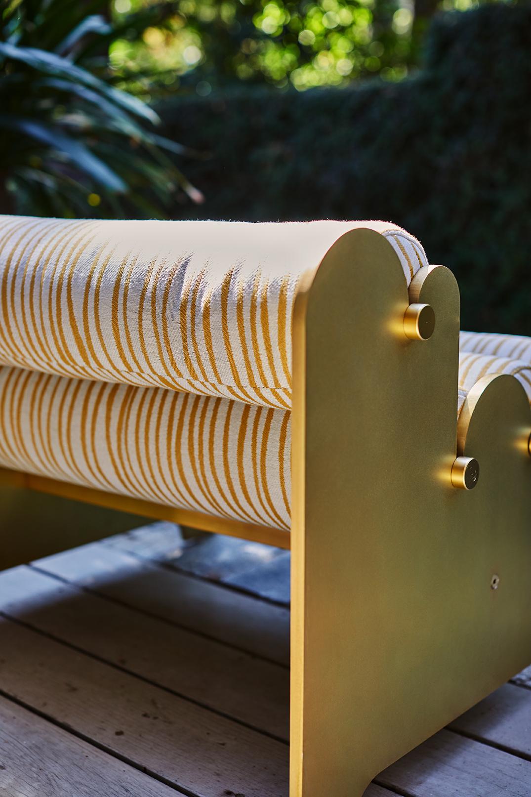 Chaise Bobbin, chaise contemporaine en aluminium anodisé laiton pour intérieur/extérieur par Laun Neuf - En vente à Los Angeles, CA