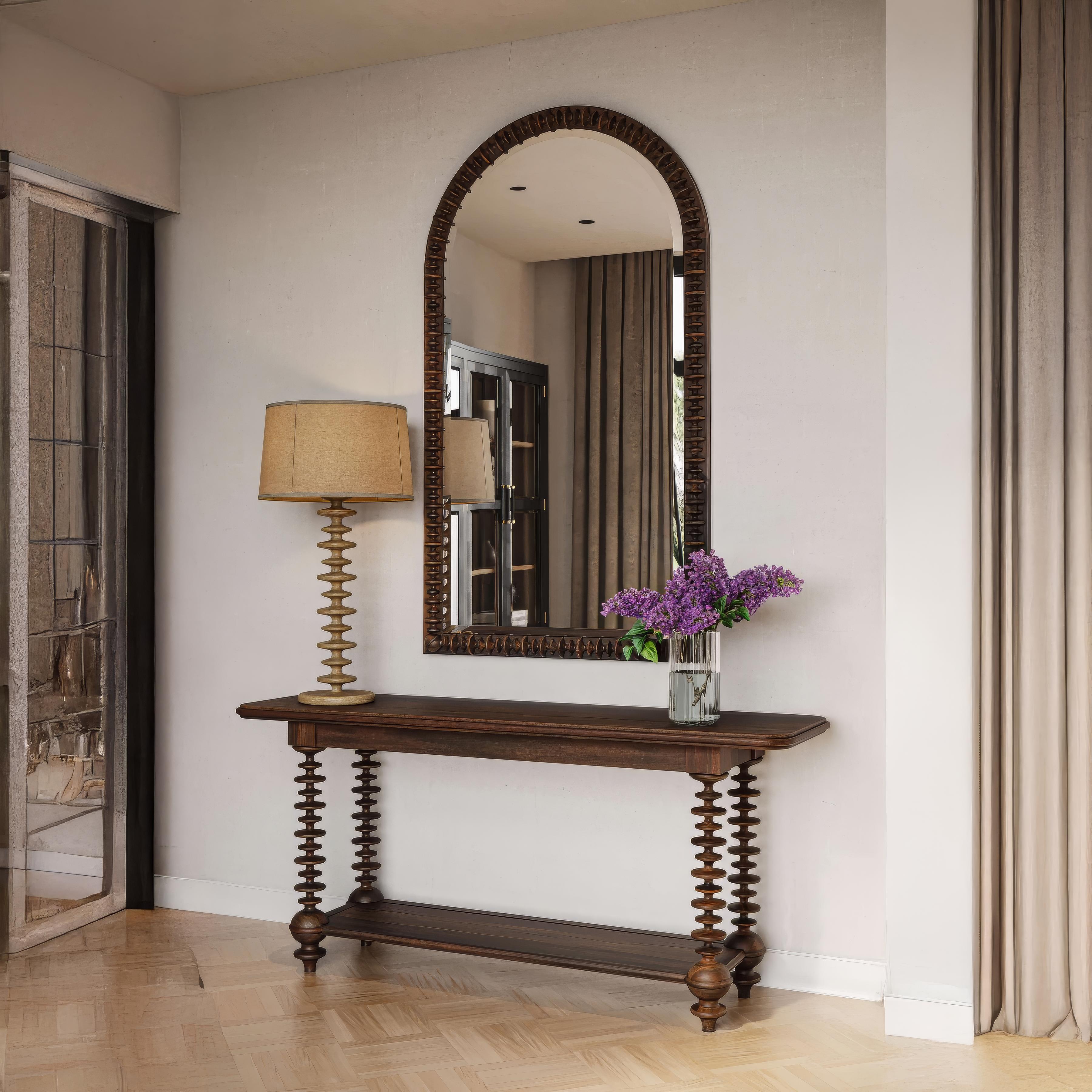 Er wurde in fachmännischer Handarbeit aus massivem Mahagoniholz gefertigt und verfügt über wunderschön gedrechselte Klöppelbeine - ein klassisches Designdetail, das auf das 17. Jahrhundert zurückgeht.

Die skulpturalen Beine und die großzügigen