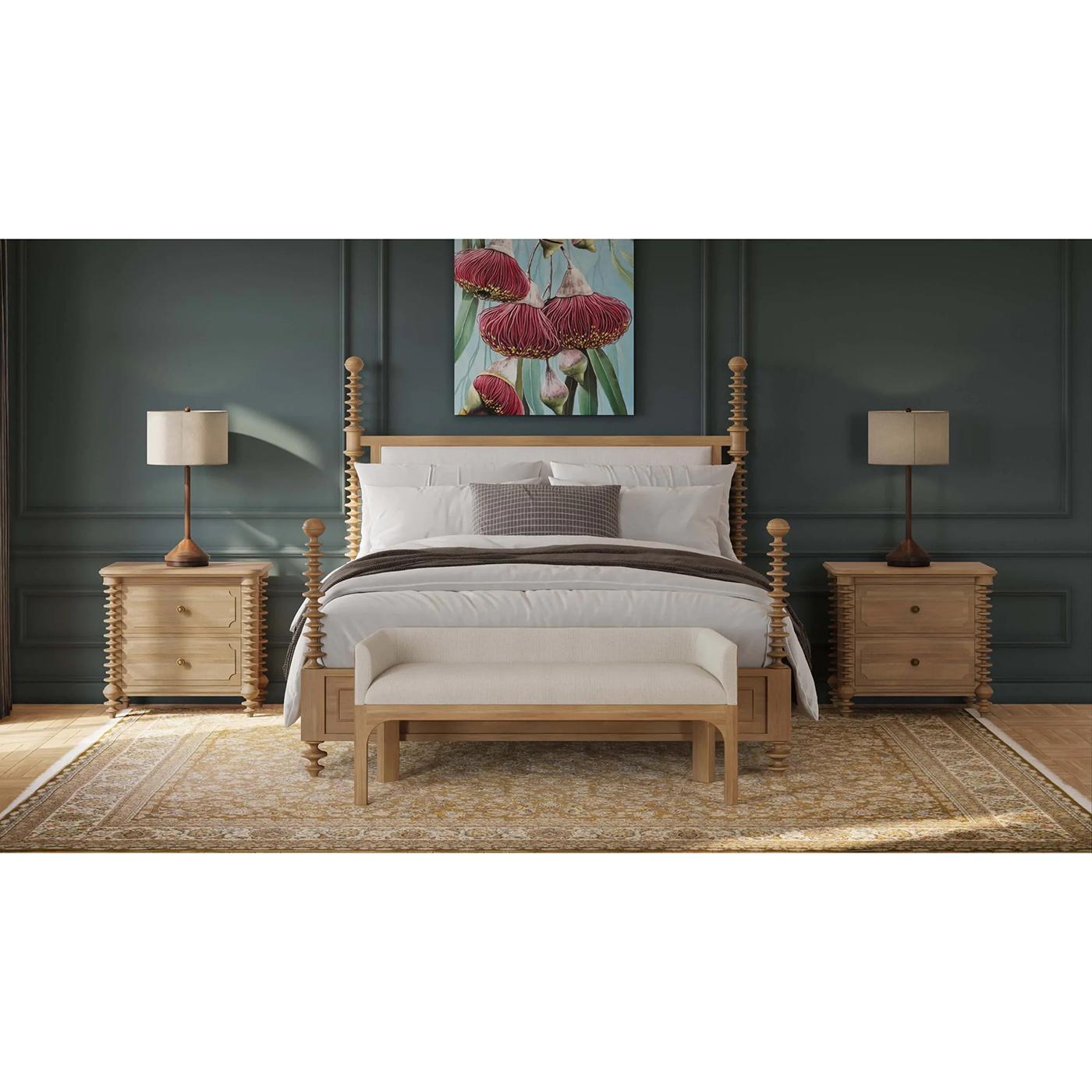 Realizzato a mano in mogano massiccio e rifinito con una calda tonalità di legno di frutta, questo letto presenta dei montanti a spola splendidamente torniti che conferiscono un dettaglio scultoreo e un fascino classico.

La testiera imbottita in