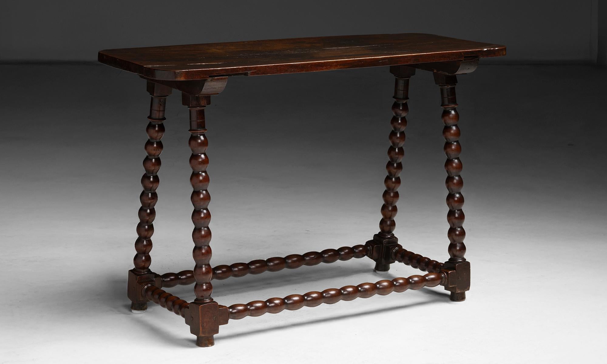 Angleterre, 1900
Table en chêne à plateau rectangulaire reposant sur une base évasée tournée aux fuseaux et reliée par des traverses aux fuseaux.
44,75 