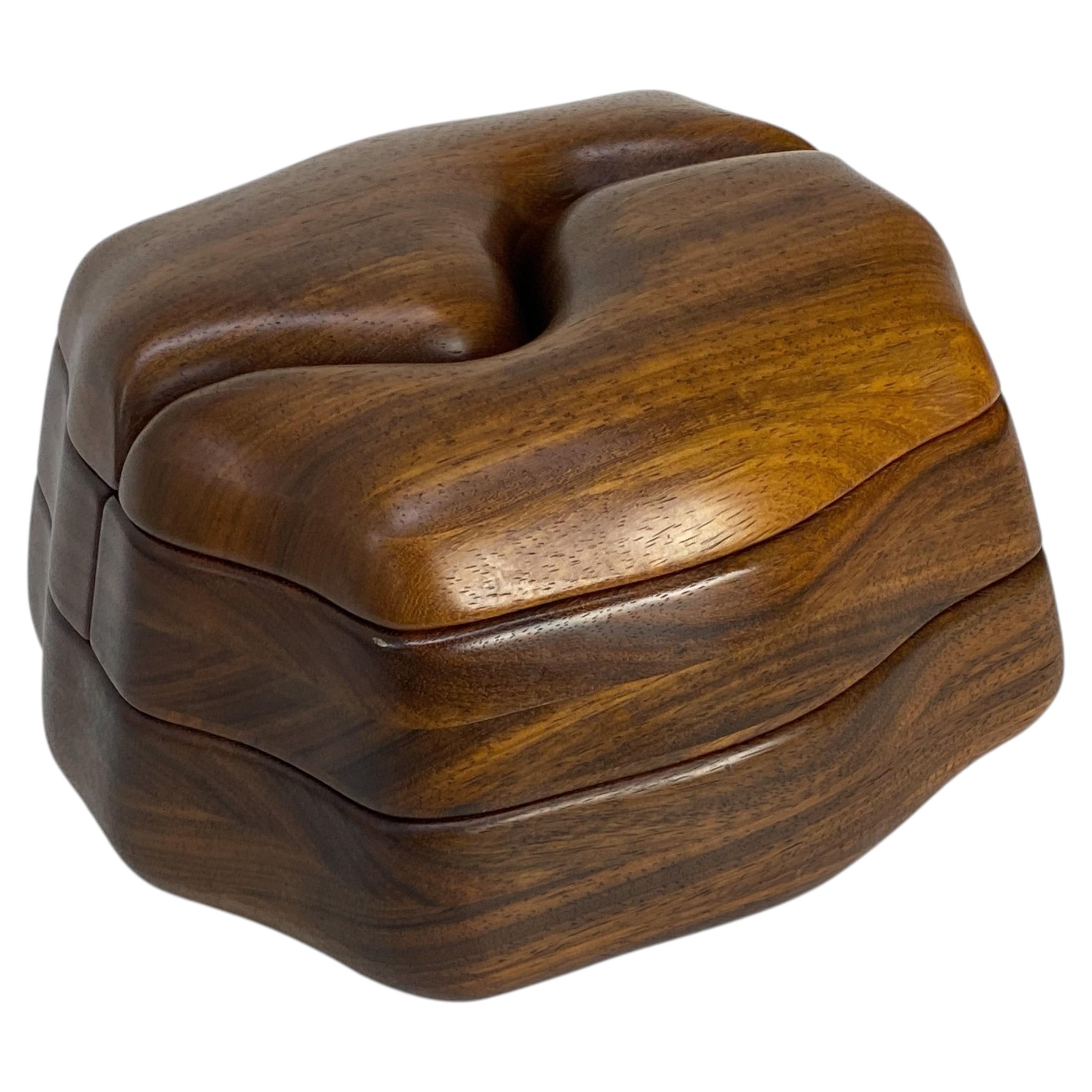 Scatola girevole a tre ripiani in legno di noce con decorazioni scultoree di Bobby Falwell, per gioielli o oggetti da collezione, 1977