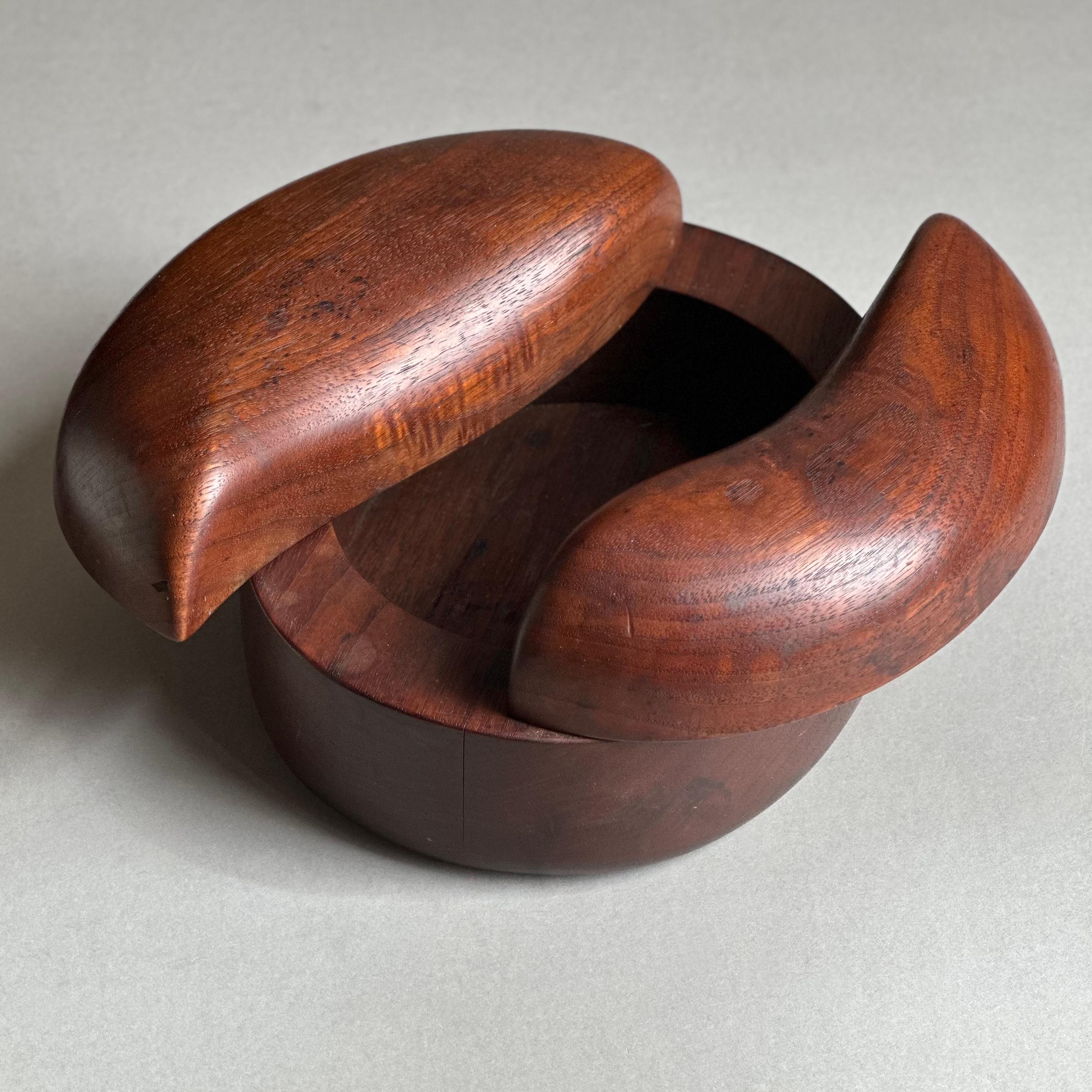 American Craftsman Boîte à bijoux sculptée en noyer, Bobby Reed Falwell American Studio, 1970 en vente