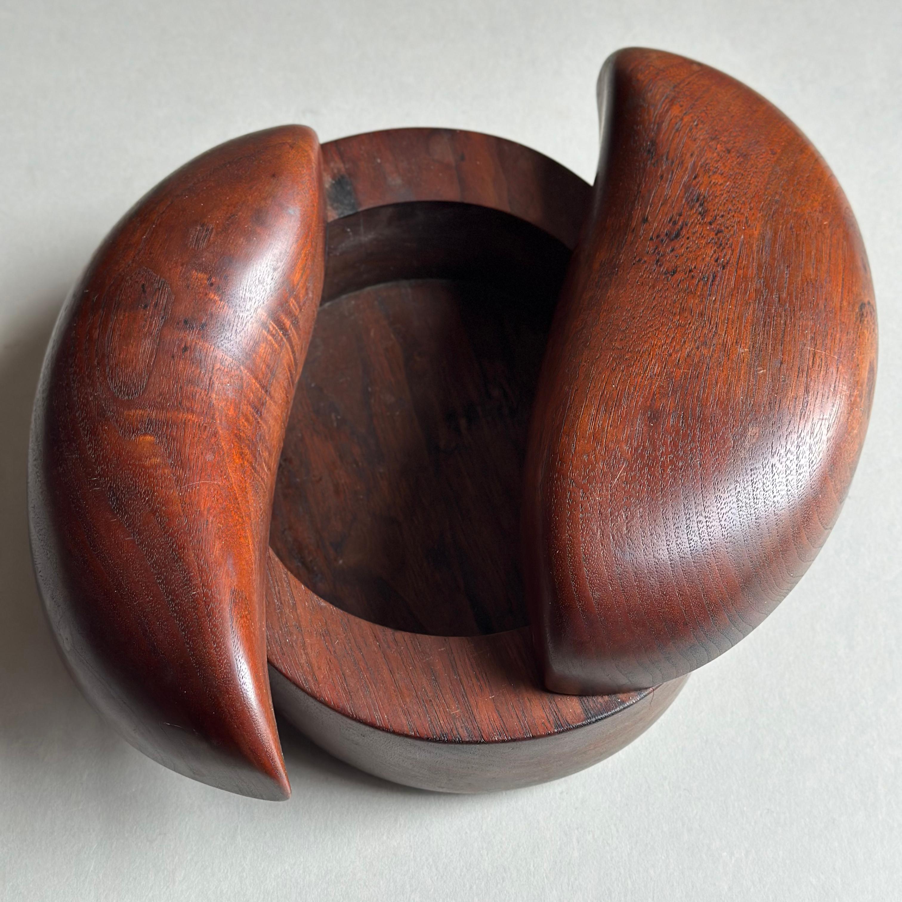 Américain Boîte à bijoux sculptée en noyer, Bobby Reed Falwell American Studio, 1970 en vente