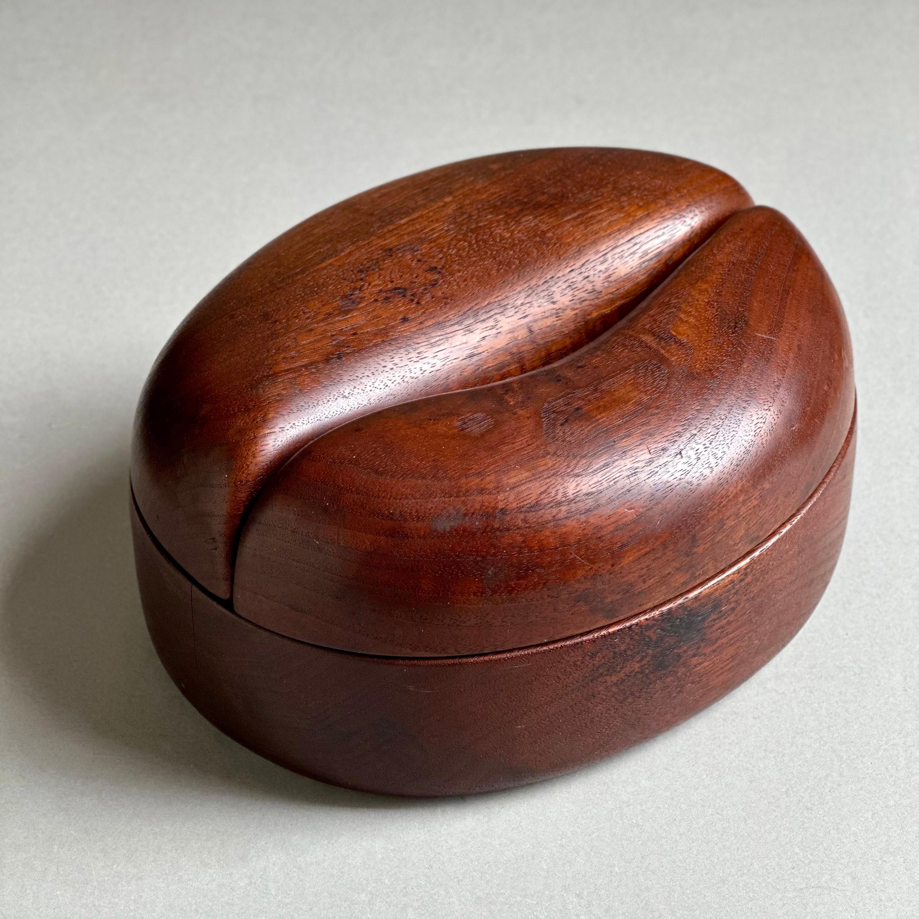 Boîte à bijoux sculptée en noyer, Bobby Reed Falwell American Studio, 1970 Bon état - En vente à Brooklyn, NY