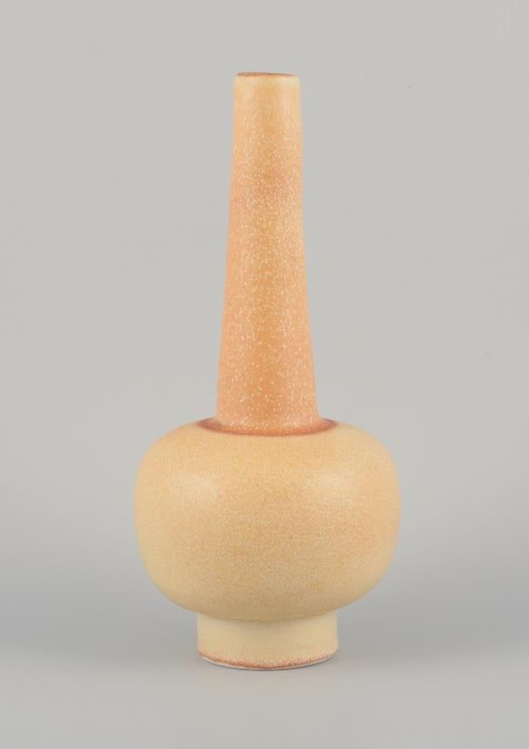 Bobergs Fajansfabrik/Gefle, Svezia. 
Vaso grande in ceramica, a collo stretto. Smaltato in tonalità gialle.
In perfette condizioni.
Circa 1960.
Contrassegnato.
Dimensioni: H. H. 28,0 cm x P. 12,0 cm.
