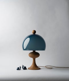 Lámpara de mesa Bobine, roble y cristal azul oscuro, de Jessica Helgerson