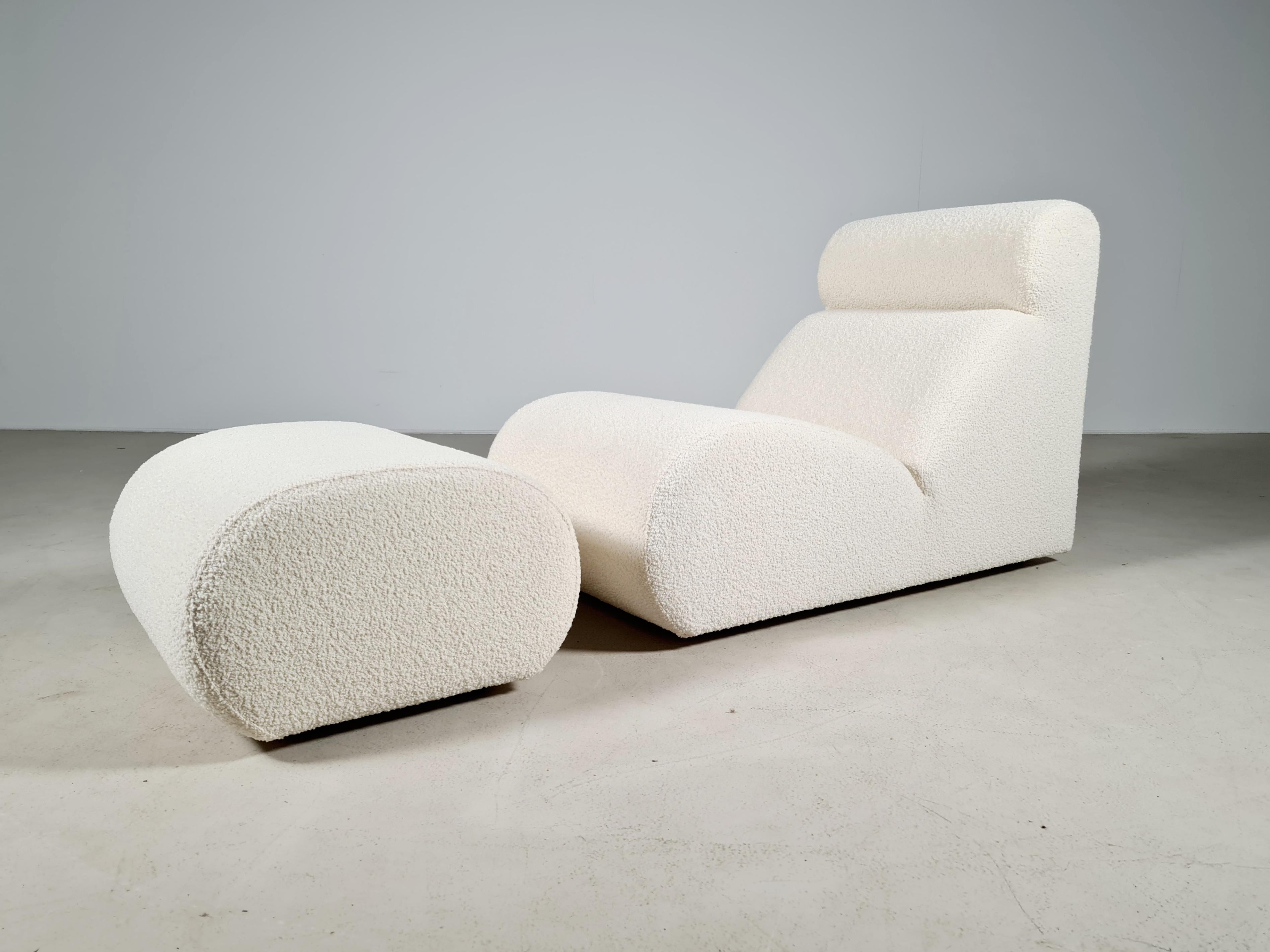 Rare Bobo easy chair designed by Cini Boeri for Arflex in the 1960s. Reupholstered in a creme bouclé by Bisson Bruneel. 

This original example represents one of the first attempts to create a seat from a single piece of foam with no armature. It