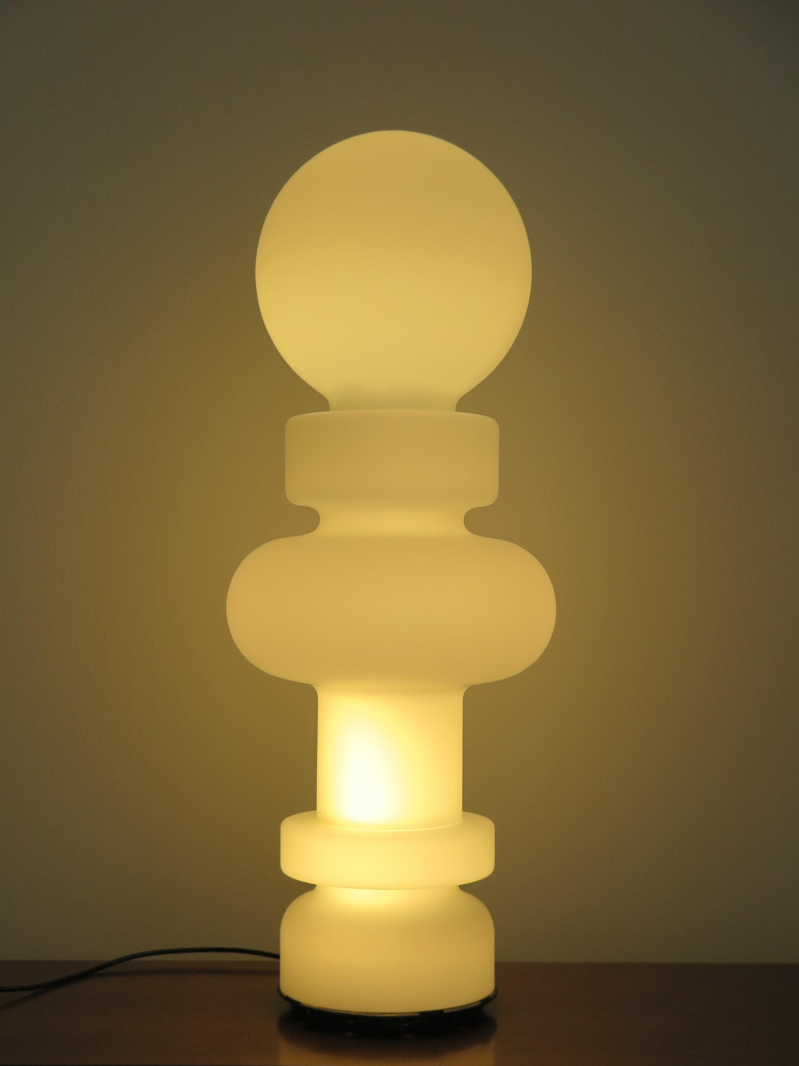 Große italienische Tischleuchte Modell Re, inspiriert vom Schachspiel, entworfen von Bobo Piccoli und hergestellt von Fontana Arte im Jahr 1968, bestehend aus 3 stapelbaren weißen Milchglasscheiben.
Forst Originalversion mit Originalschalter. 
taly
