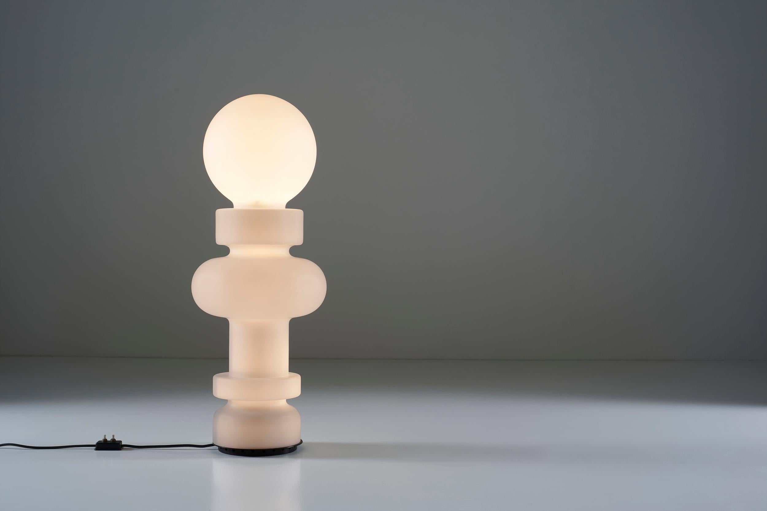 Mid-Century moderno Bobo Piccoli per Fontana Arte coppia di eleganti lampade da terra in vetro circa 1960 in vendita