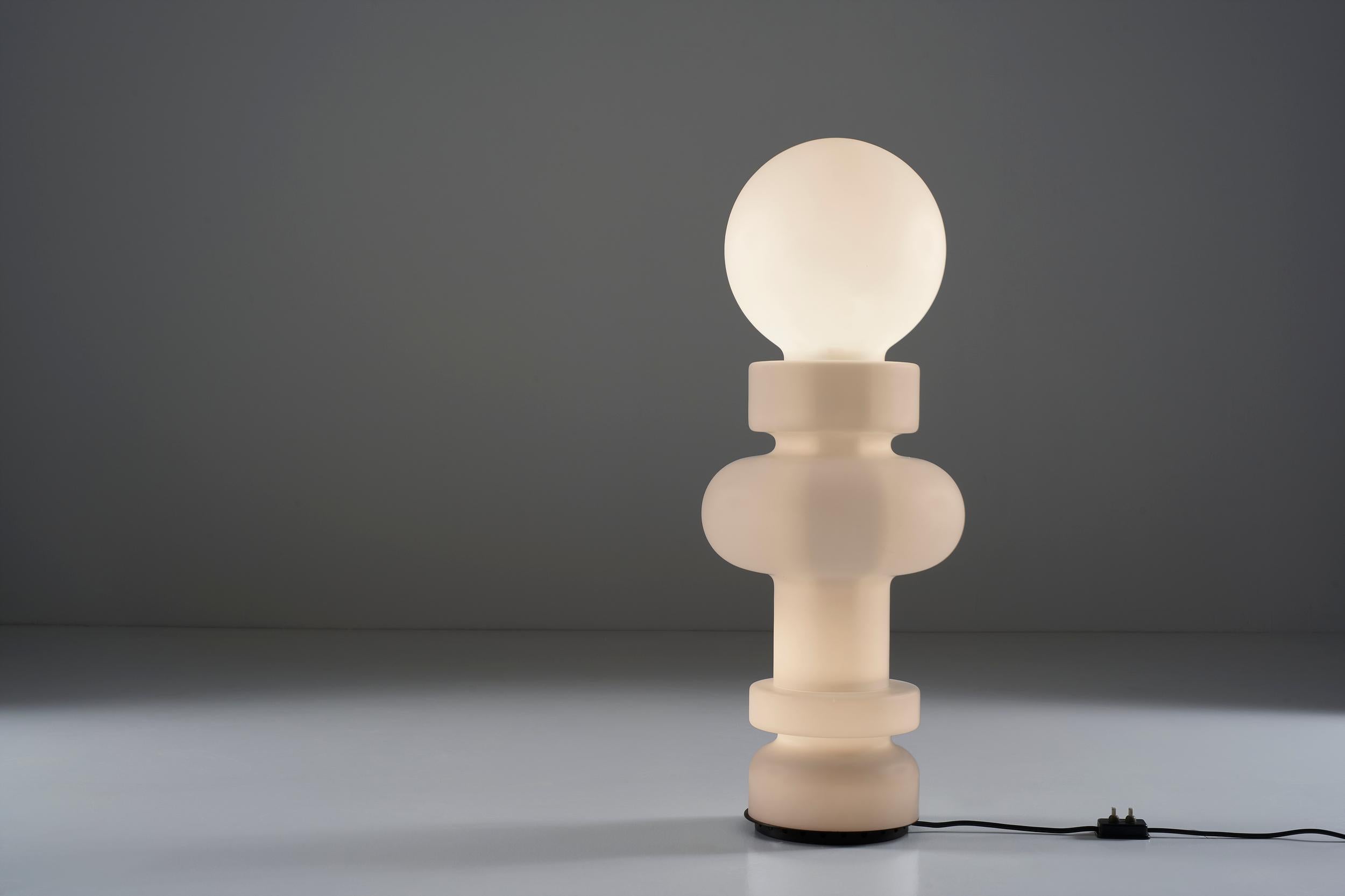 Italiano Bobo Piccoli per Fontana Arte coppia di eleganti lampade da terra in vetro circa 1960 in vendita