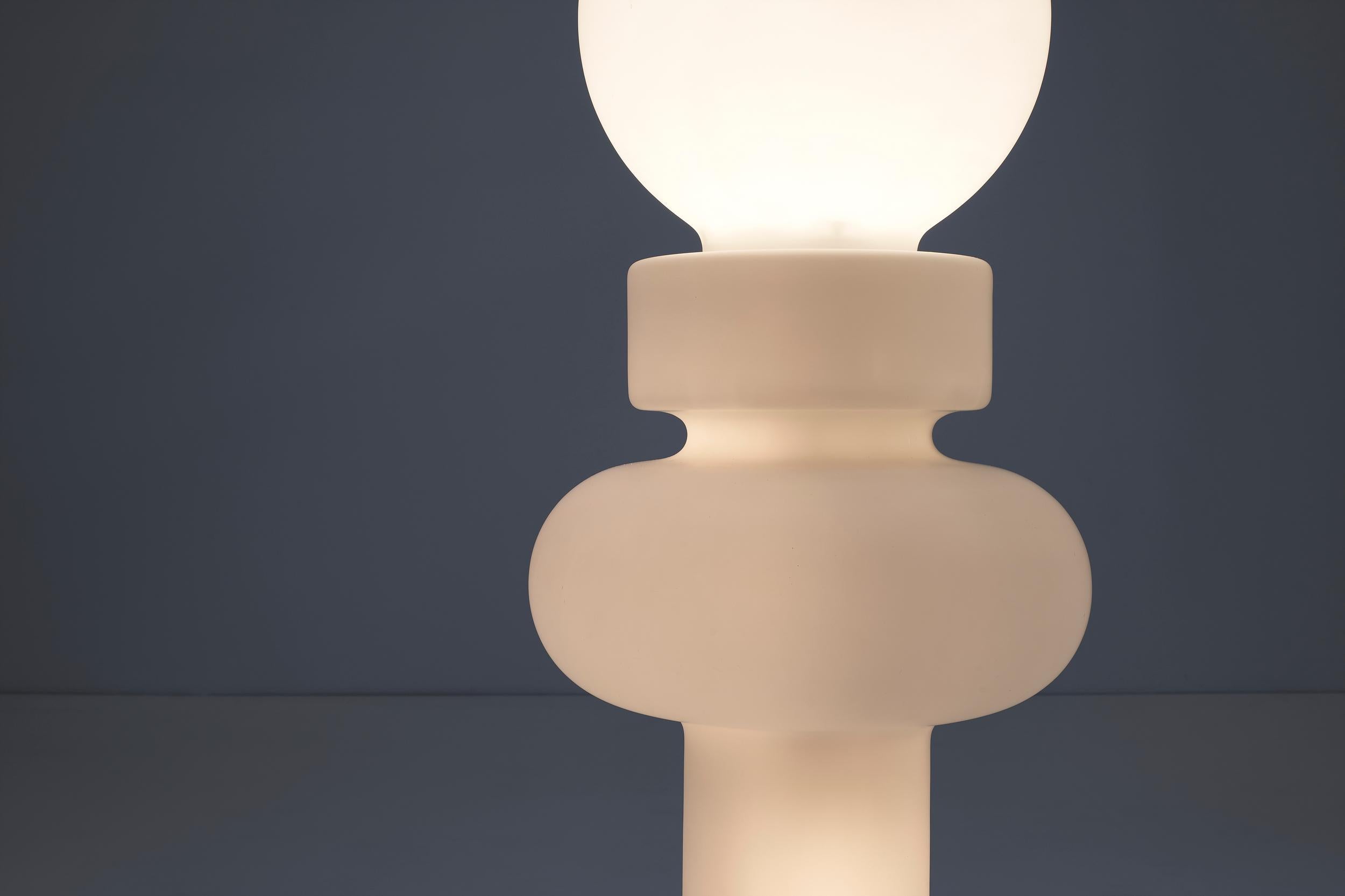 Bobo Piccoli per Fontana Arte coppia di eleganti lampade da terra in vetro circa 1960 In condizioni buone in vendita a Milan, IT