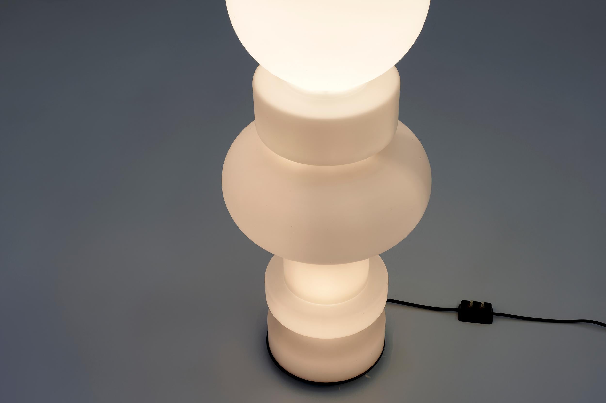 Vetro opalino Bobo Piccoli per Fontana Arte coppia di eleganti lampade da terra in vetro circa 1960 in vendita