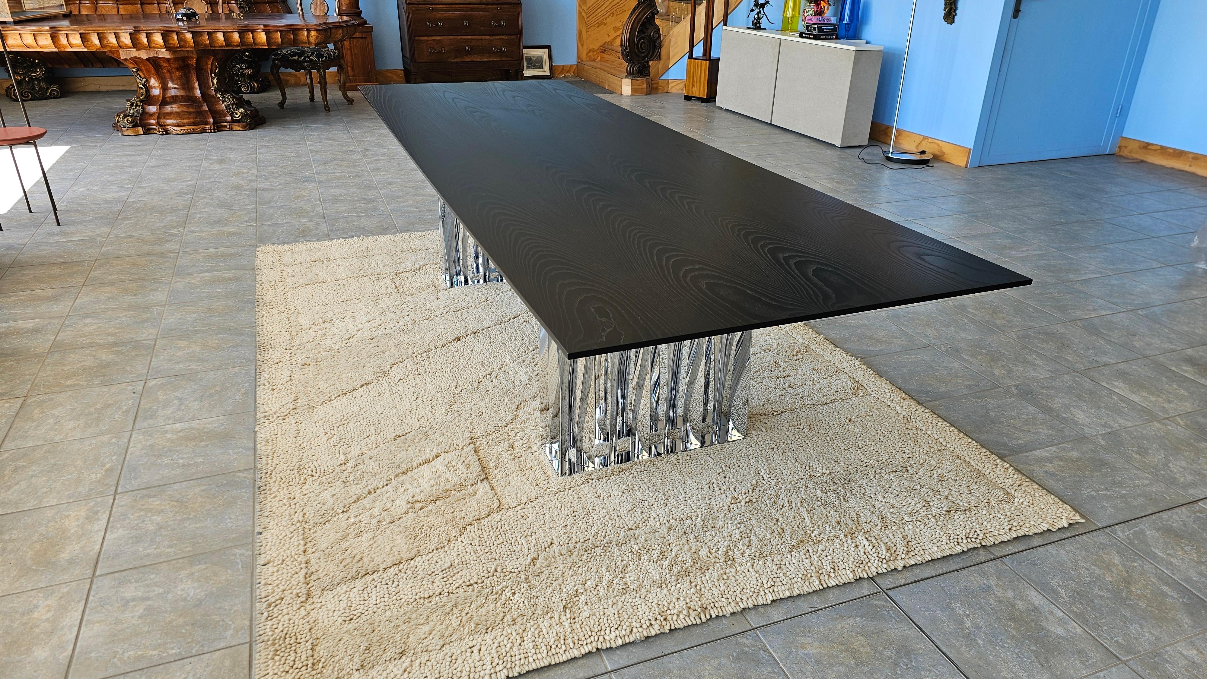 Voici la table Boboli, imaginée par le célèbre designer Rodolfo Dordoni. Incarnant des géométries inspirées de l'architecture, la structure de la table Boboli présente des lignes ordonnées, soutenues par des éléments hélicoïdaux qui rendent hommage