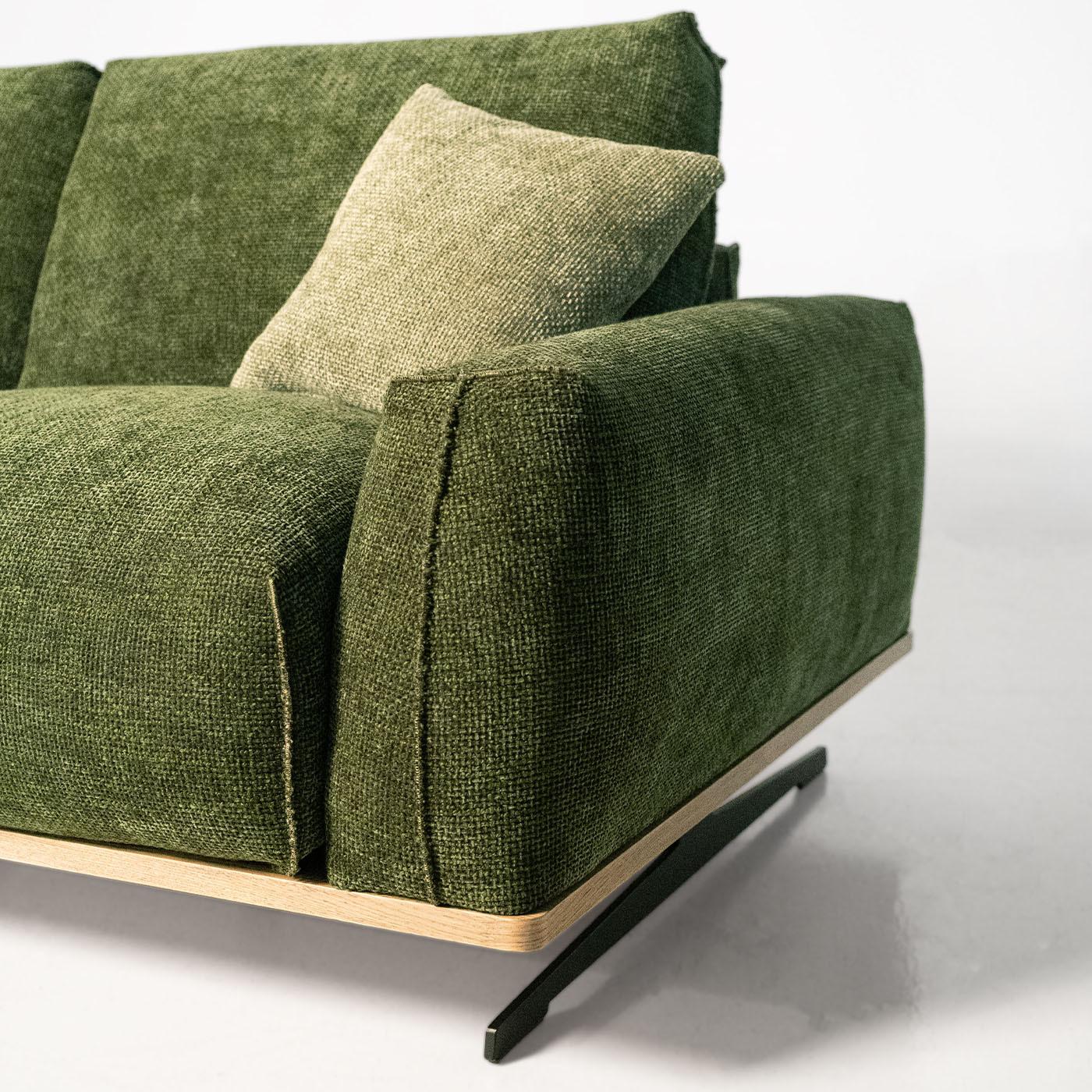 Boboli Green Fabric Sofa with Wooden Base by Mantellassi 1926 Siglo XXI y contemporáneo en venta