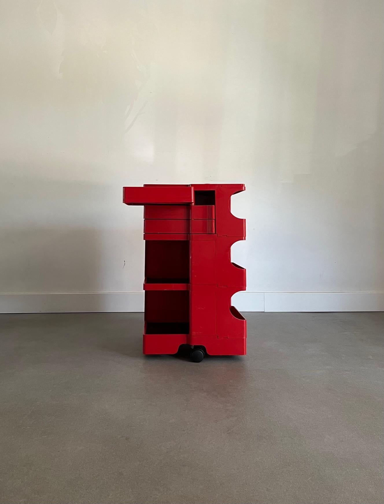 Introducing the Joe Colombo Trolley Boby by Bieffeplast: The Perfect Red Accent for Modern Spaces

Are you looking for a stylish and functional addition to your home or office? Look no further than the Joe Colombo Trolley Boby by Bieffeplast in