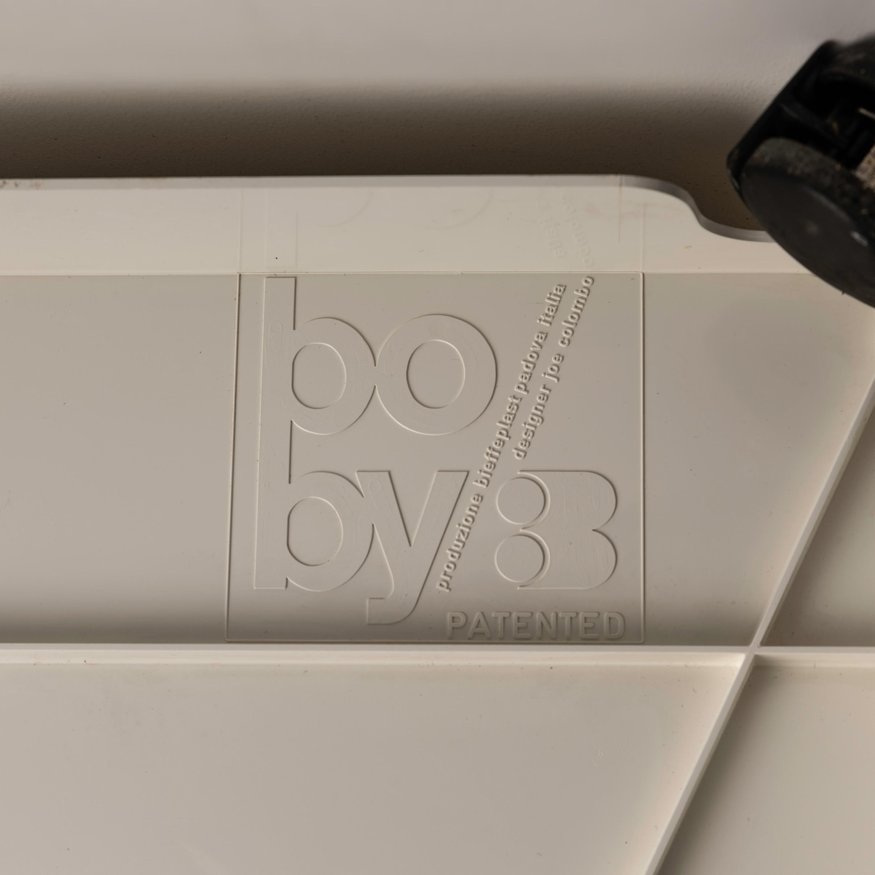 Mit dem Boby-Trolley von Joe Colombo für Bieffeplast, Italien, aus den 1970er Jahren erwerben Sie ein Stück ikonischer Designgeschichte, das Funktionalität und Stil nahtlos vereint. Joe Colombos innovative Herangehensweise an das Möbeldesign wird