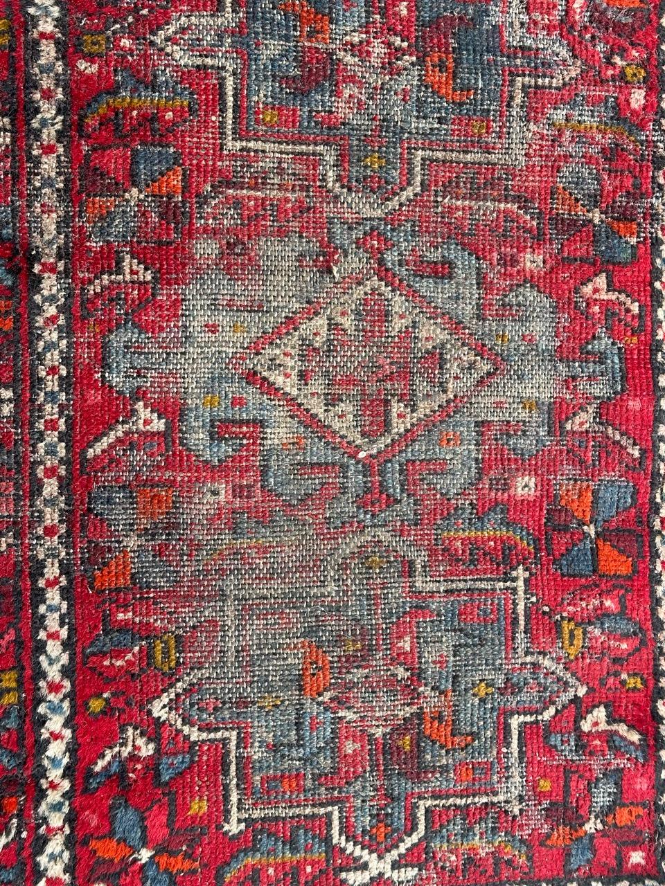 Pretty mid century distressed small Heriz rug with a geometrical design and nice colours, entirely hand knotted with wool on cotton foundation 
Wears

✨✨✨
