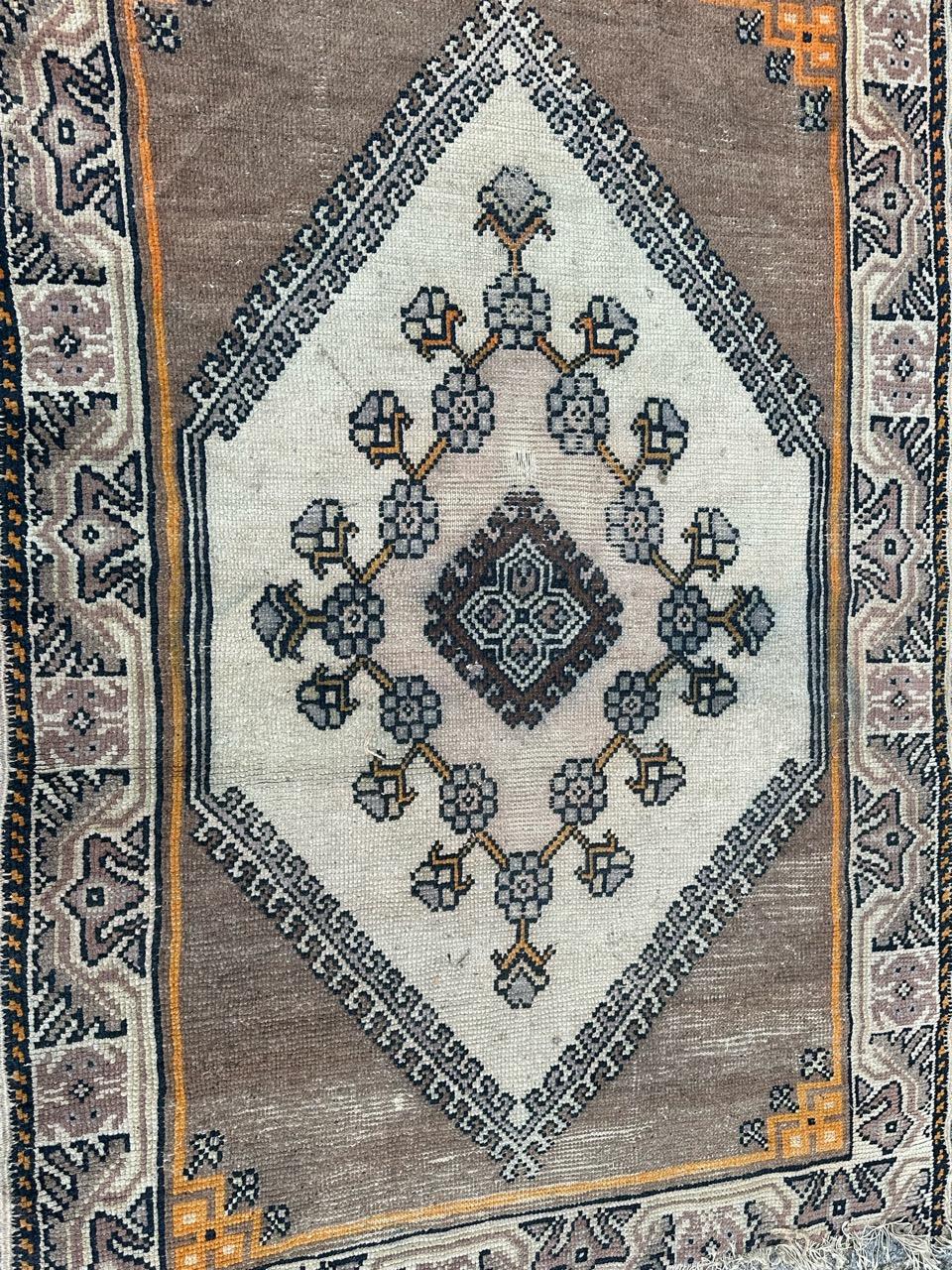 Nice vintage Tunisian kairouan rug For Sale 8